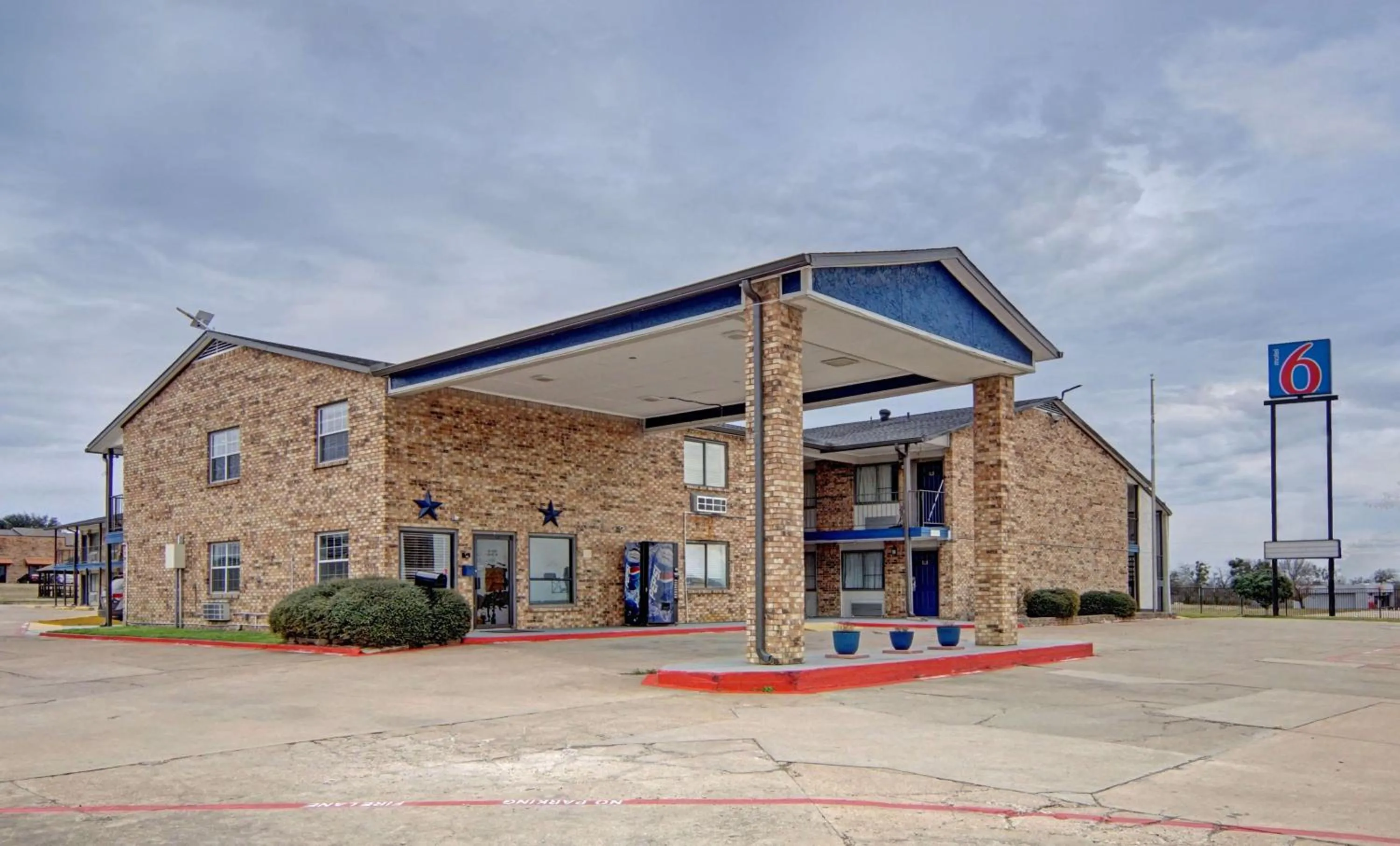Property building in Motel 6-Red Oak, TX - Dallas