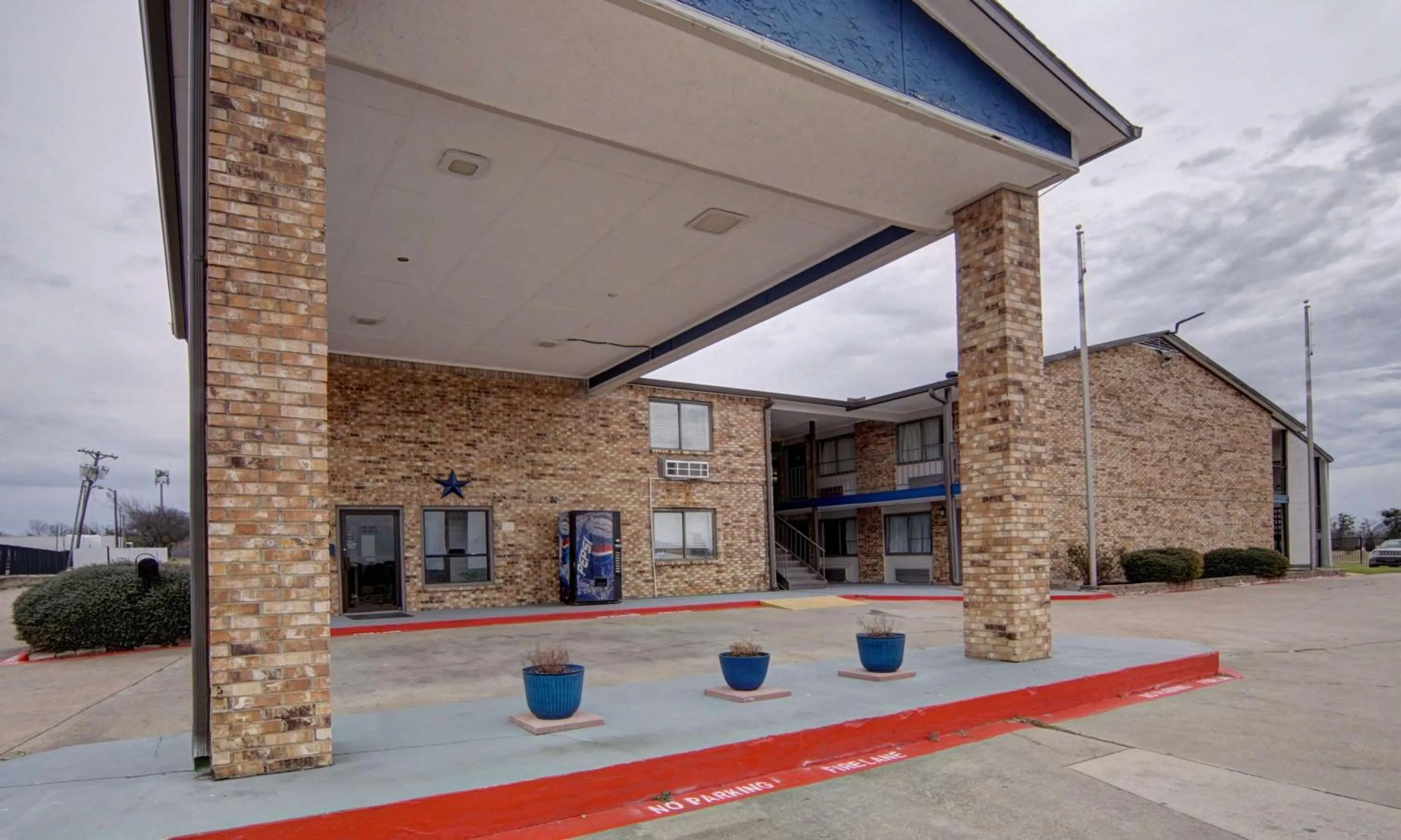 Property building in Motel 6-Red Oak, TX - Dallas