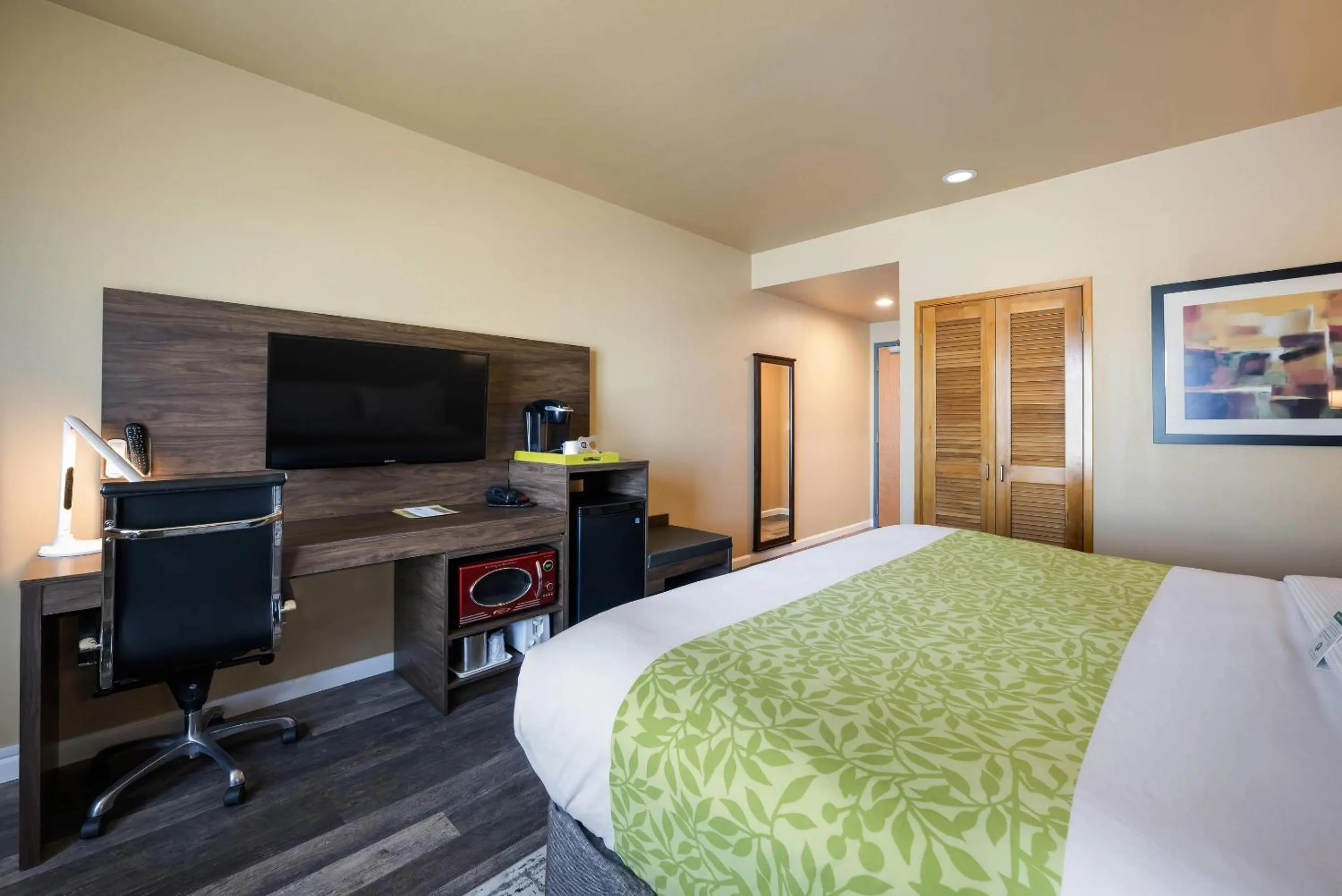 Bedroom, Bed in Inn at Port Gardner-Everett Waterfront, Ascend Hotel Collection
