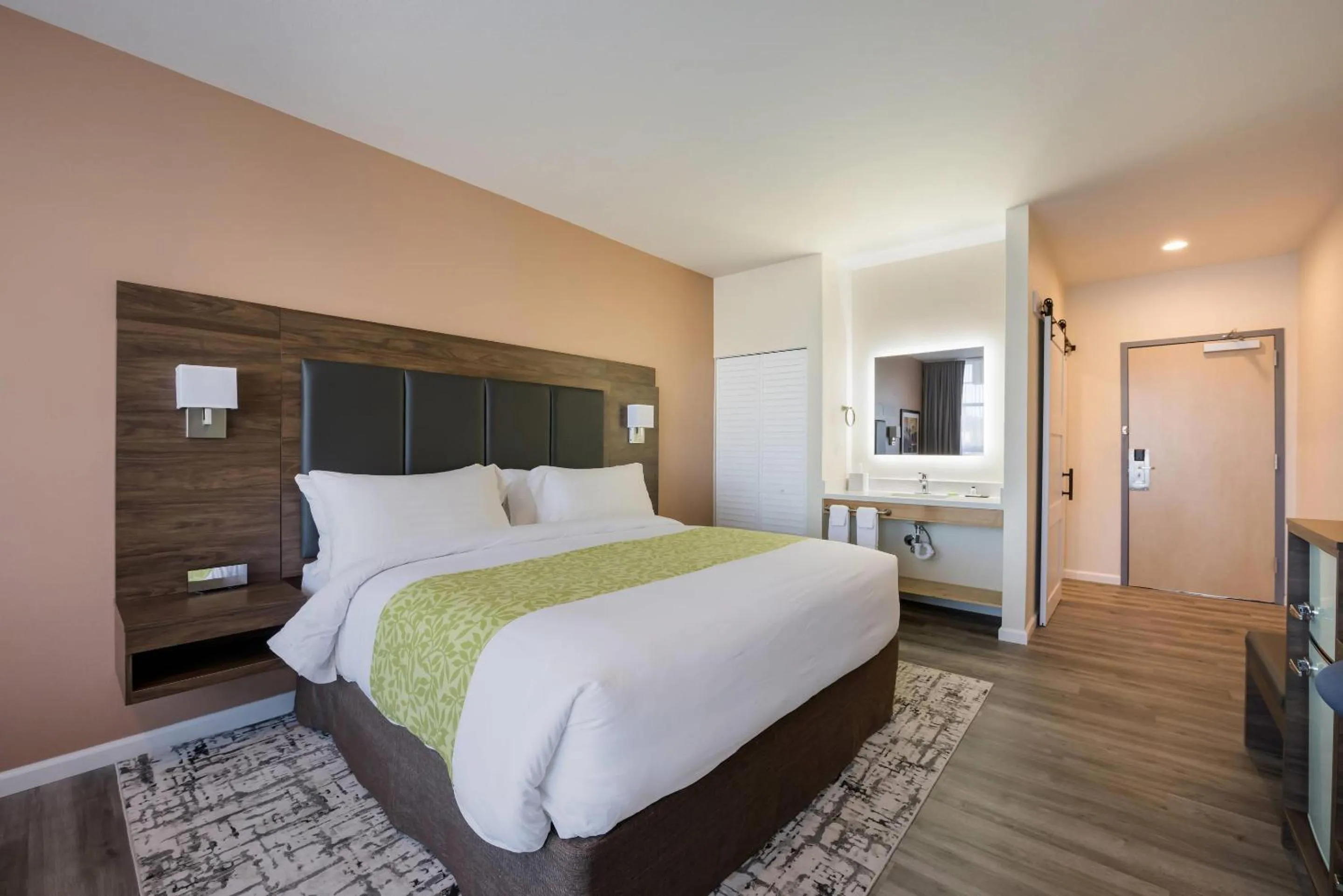Bedroom, Bed in Inn at Port Gardner-Everett Waterfront, Ascend Hotel Collection