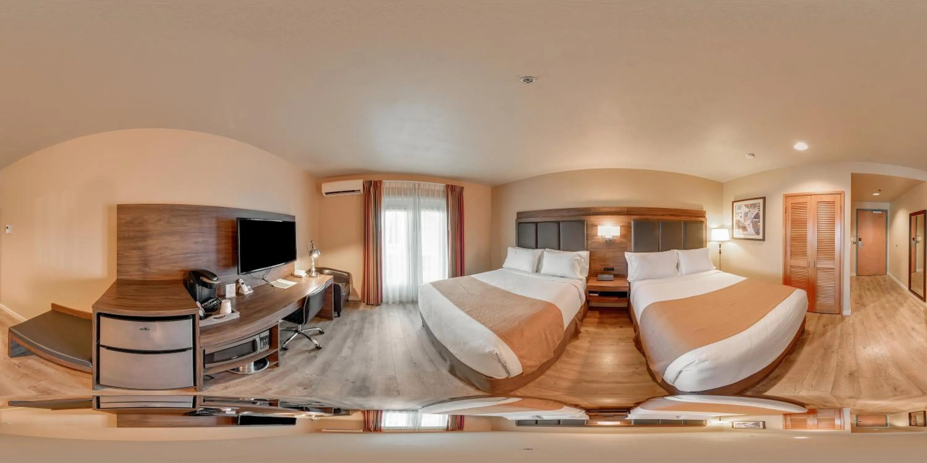 Photo of the whole room, Bed in Inn at Port Gardner-Everett Waterfront, Ascend Hotel Collection