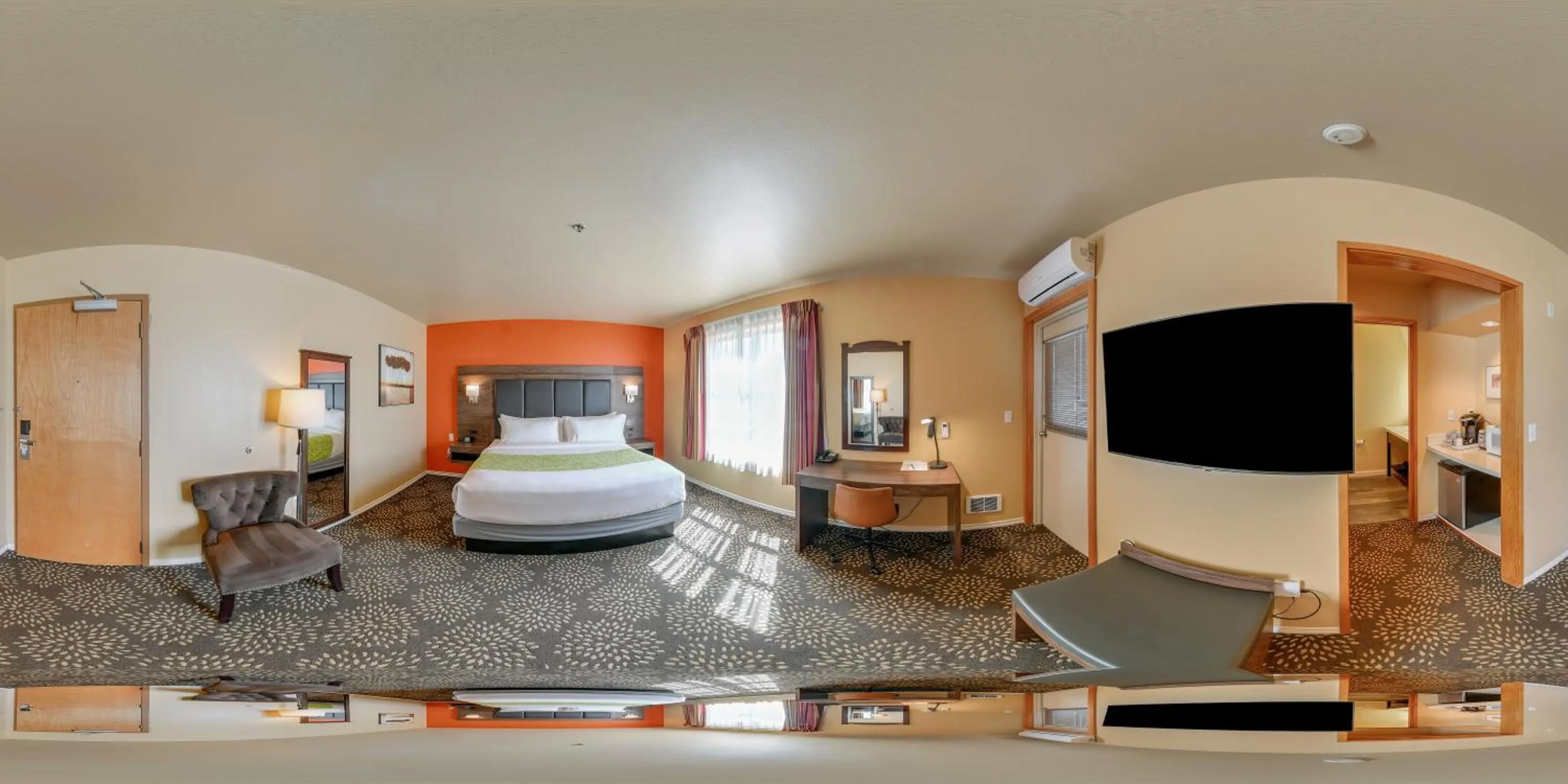 Photo of the whole room, Bed in Inn at Port Gardner-Everett Waterfront, Ascend Hotel Collection