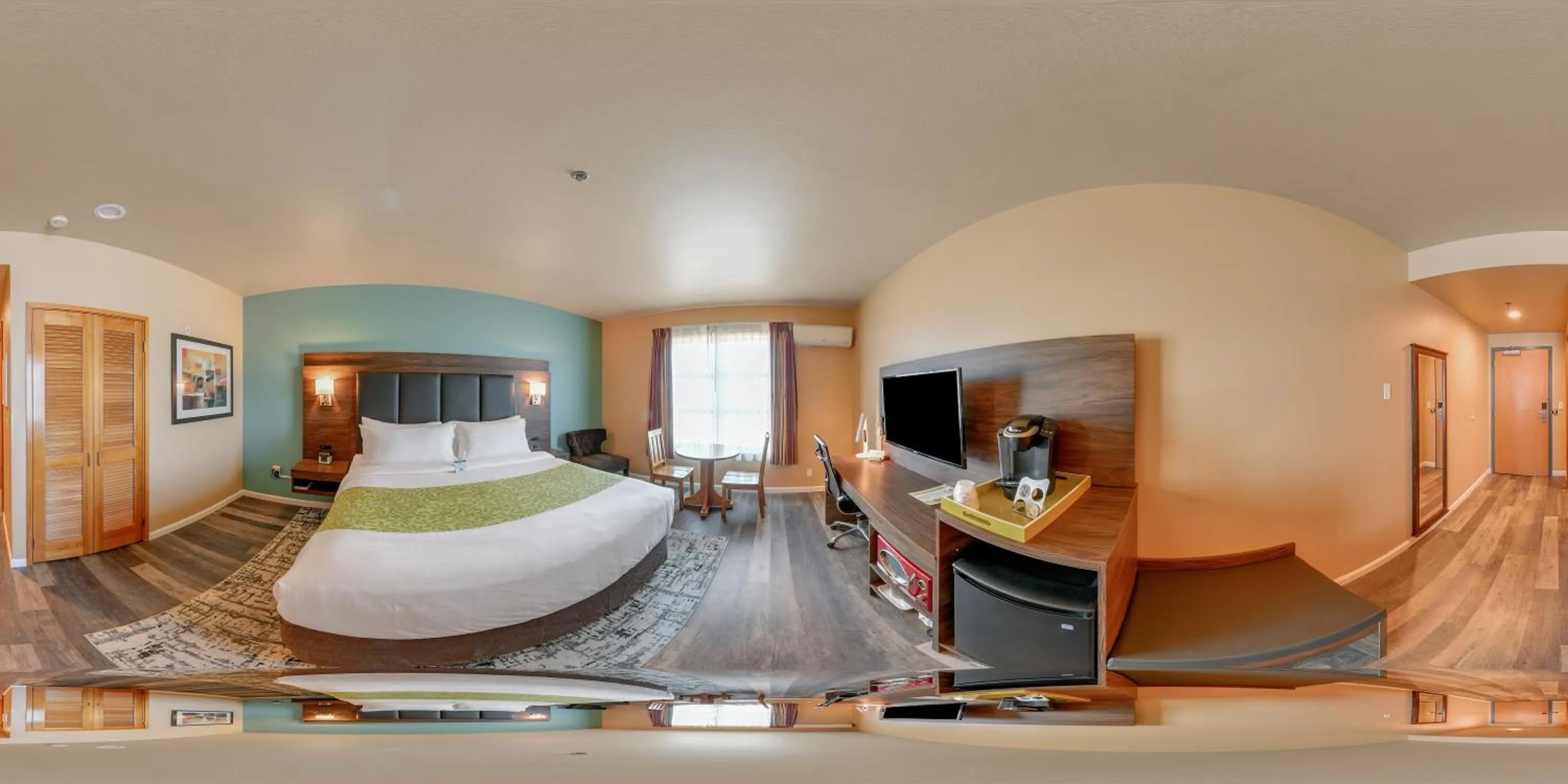 Photo of the whole room, Bed in Inn at Port Gardner-Everett Waterfront, Ascend Hotel Collection