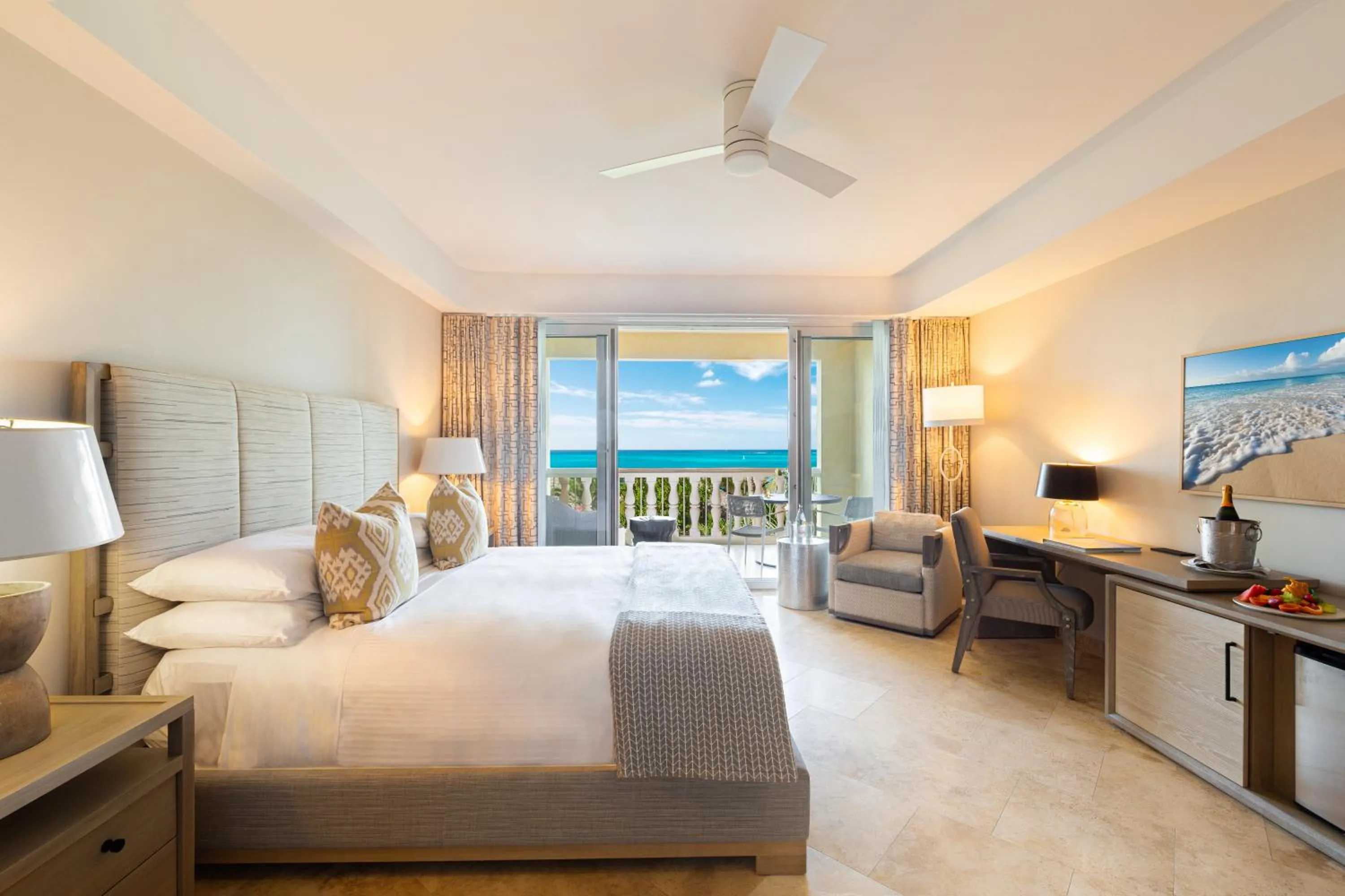 Seating area, Bed in Grace Bay Club