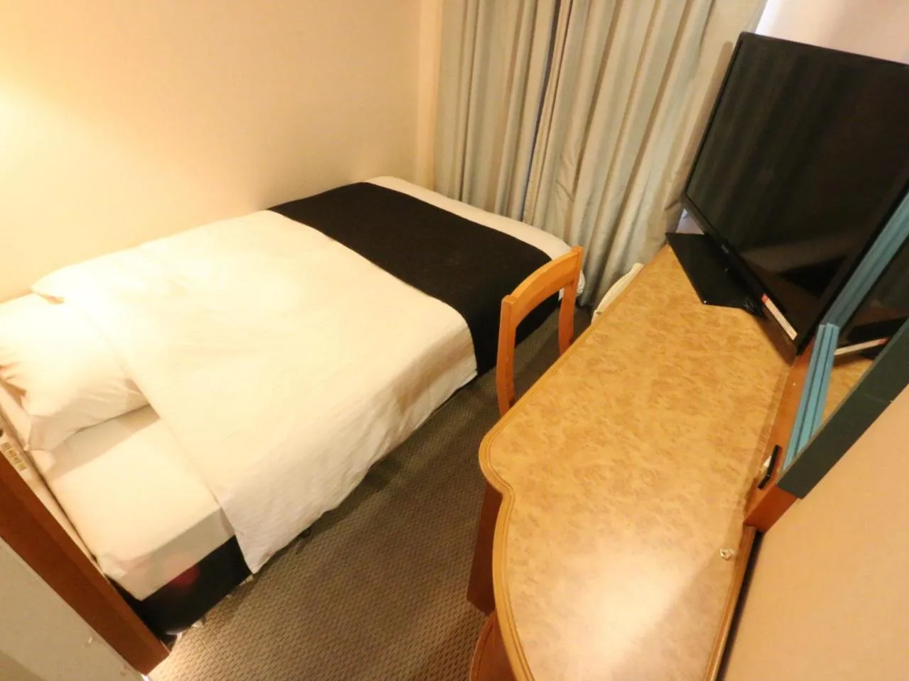 Photo of the whole room, Bed in APA Hotel Fukui Katamachi