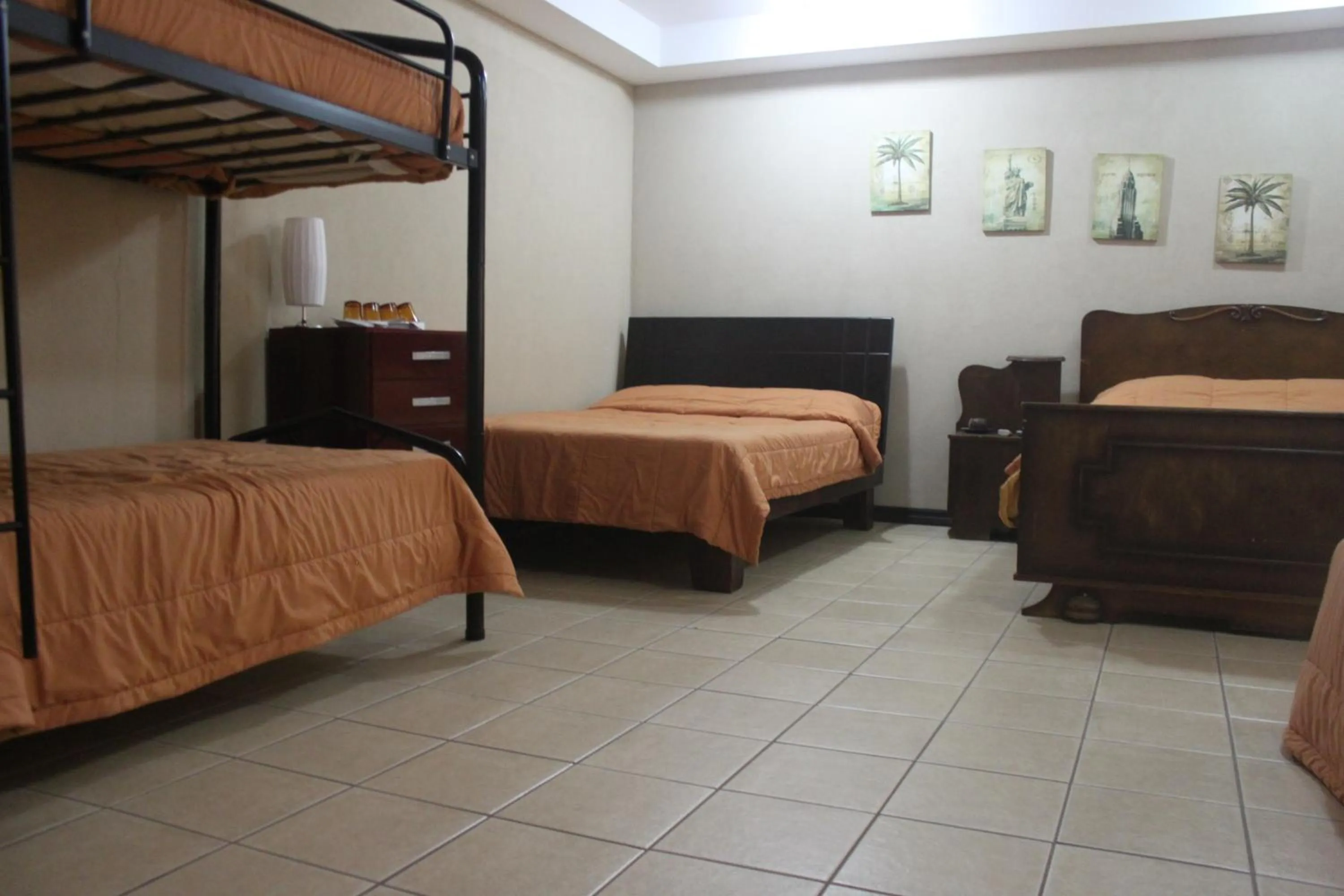 Photo of the whole room, Bed in Hotel Santa Maria Inn