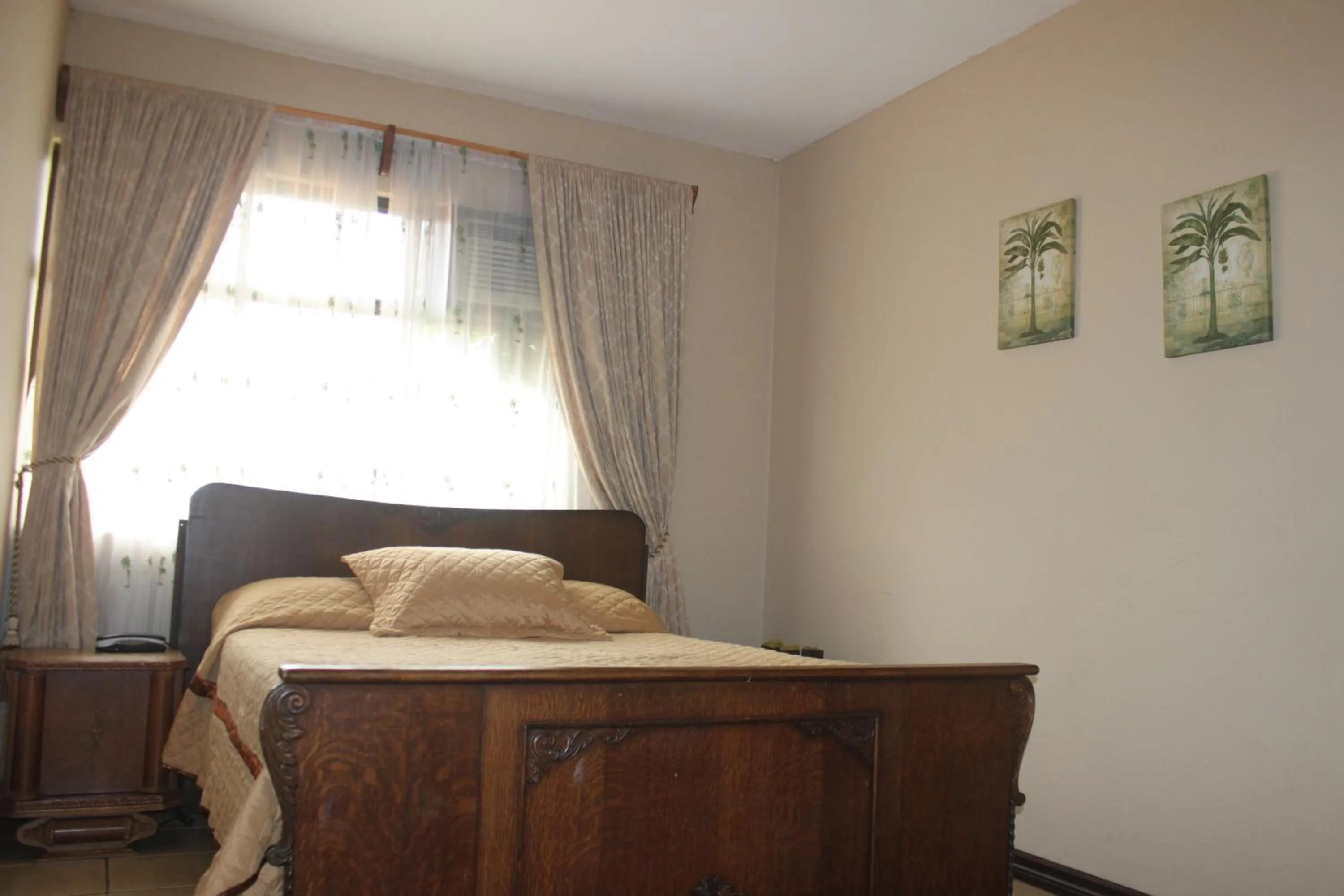 Bed in Hotel Santa Maria Inn