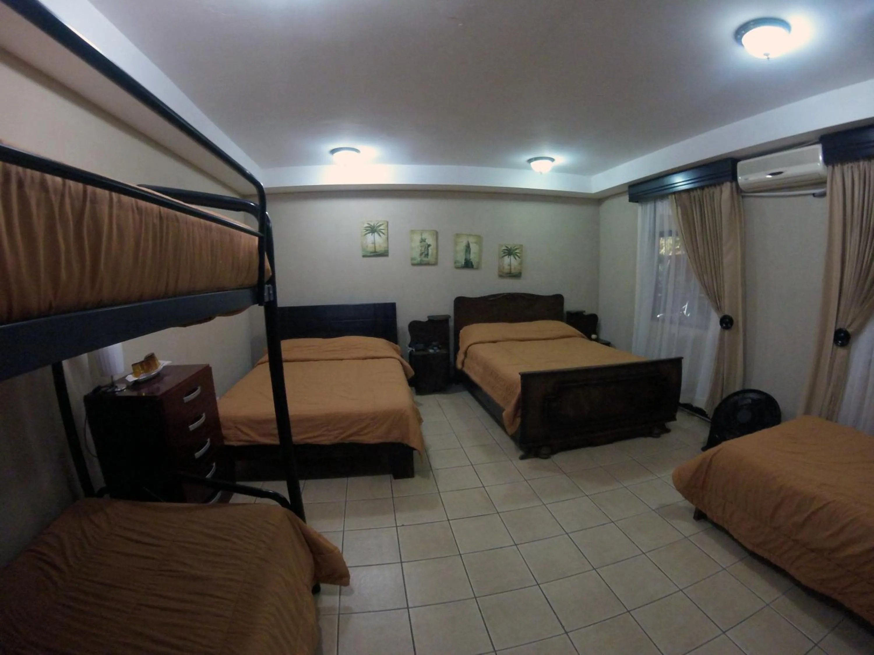 Photo of the whole room, Bed in Hotel Santa Maria Inn
