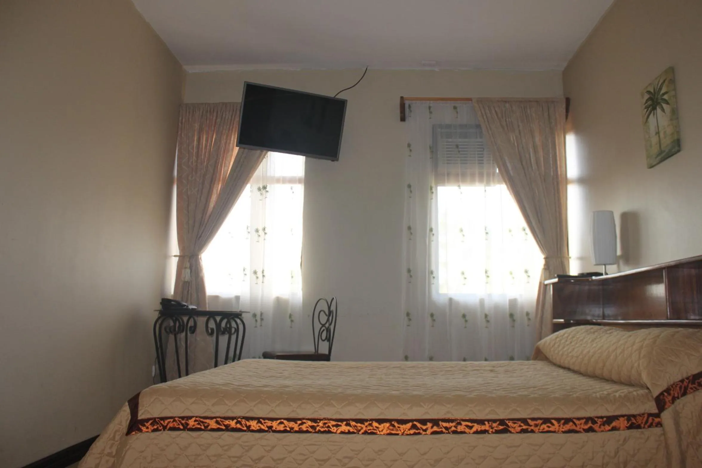 Photo of the whole room, Bed in Hotel Santa Maria Inn