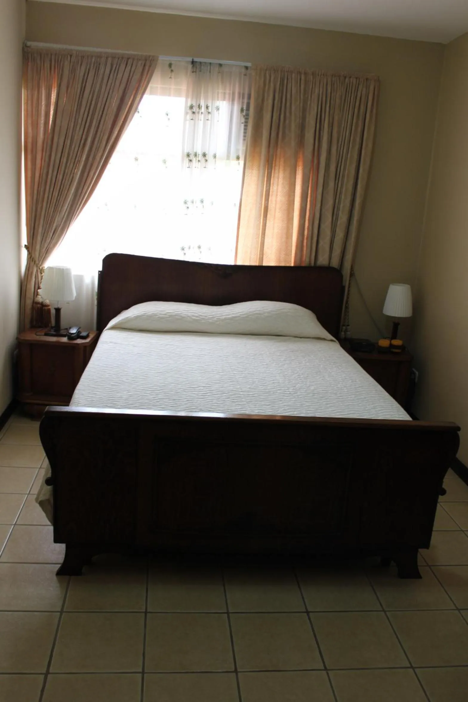 Bed in Hotel Santa Maria Inn