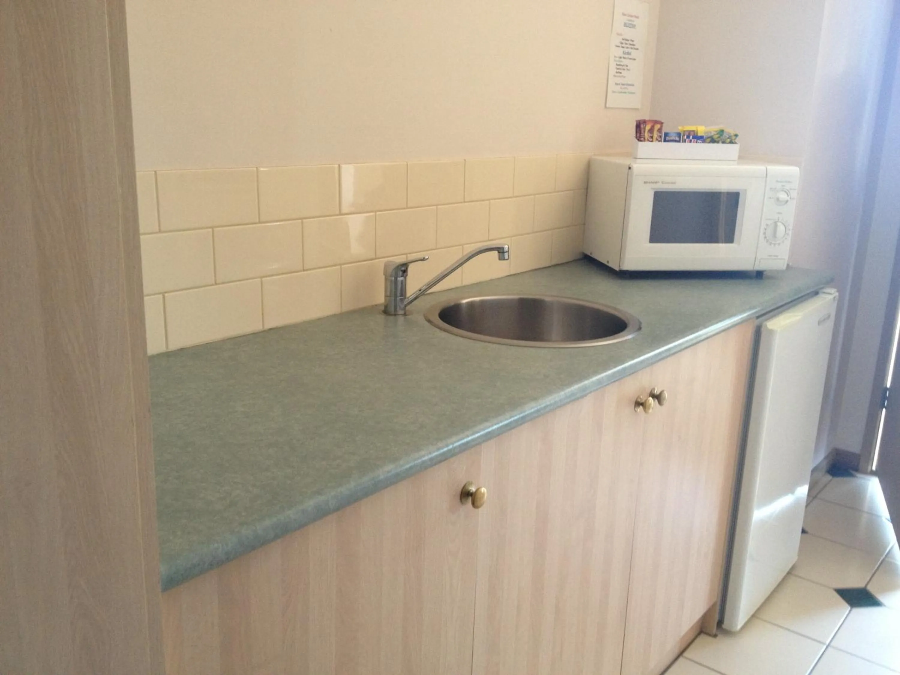 Kitchen or kitchenette in Rose Garden Motel