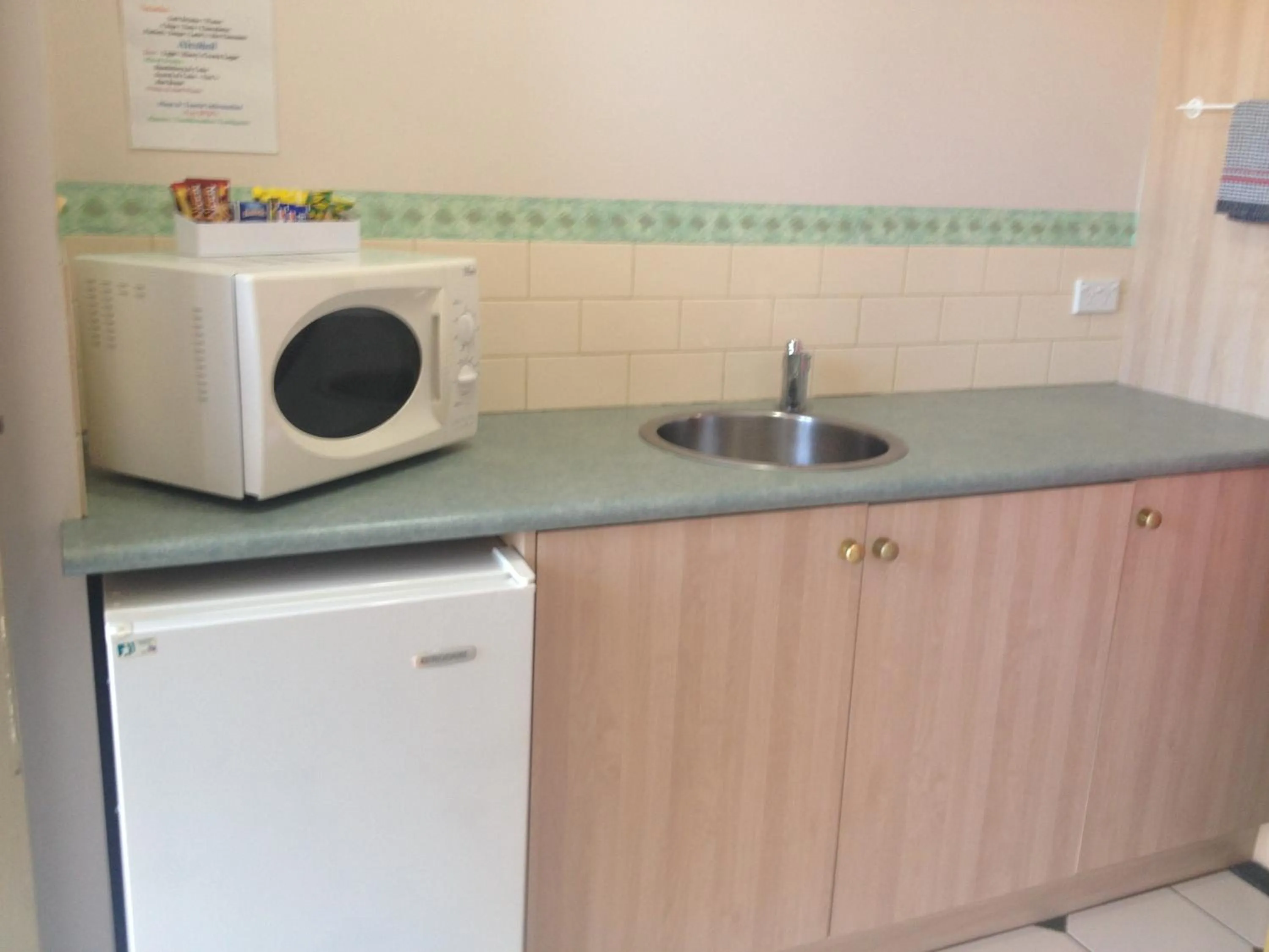 Kitchen or kitchenette in Rose Garden Motel