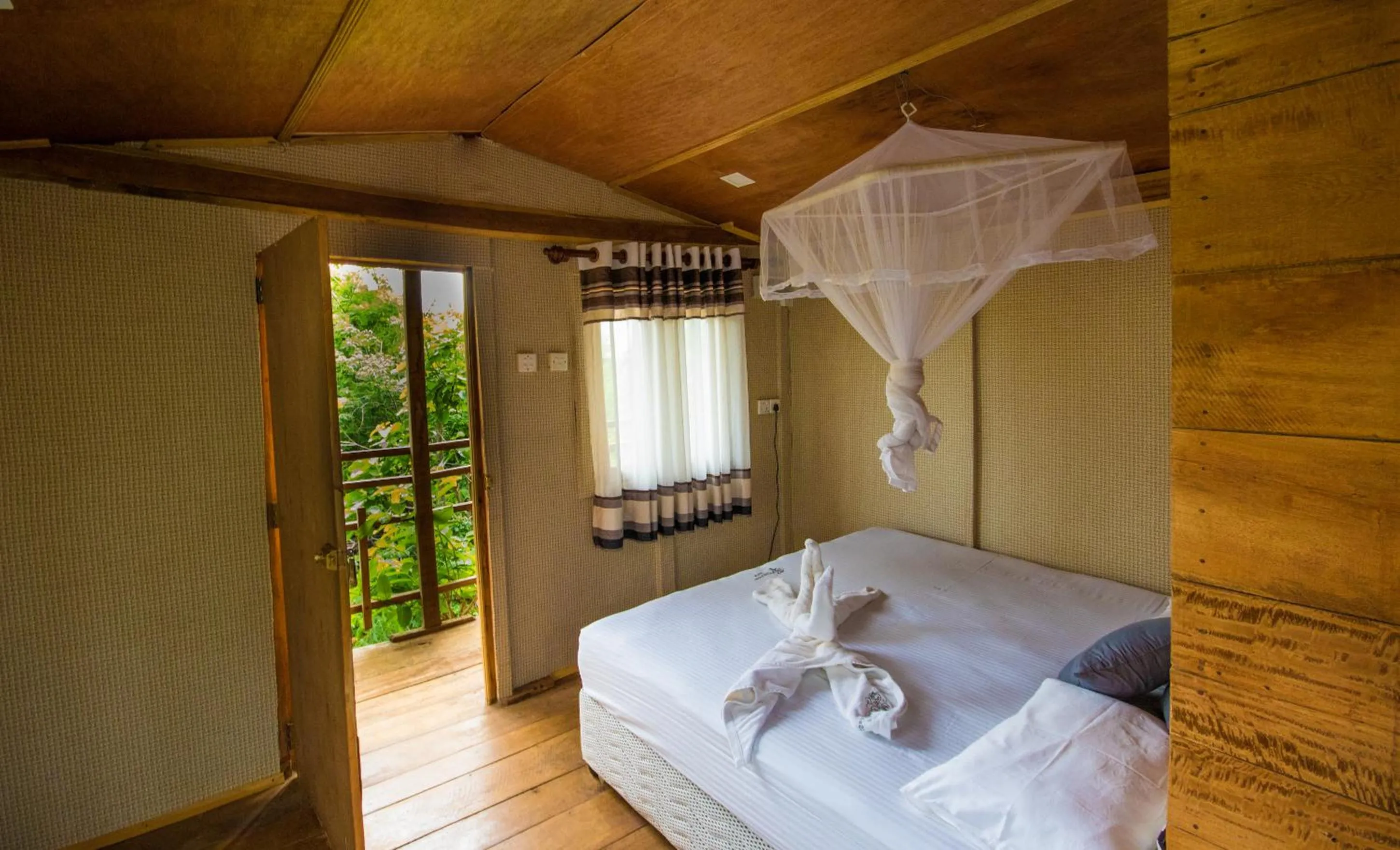 Photo of the whole room, Bed in The Thick Forest