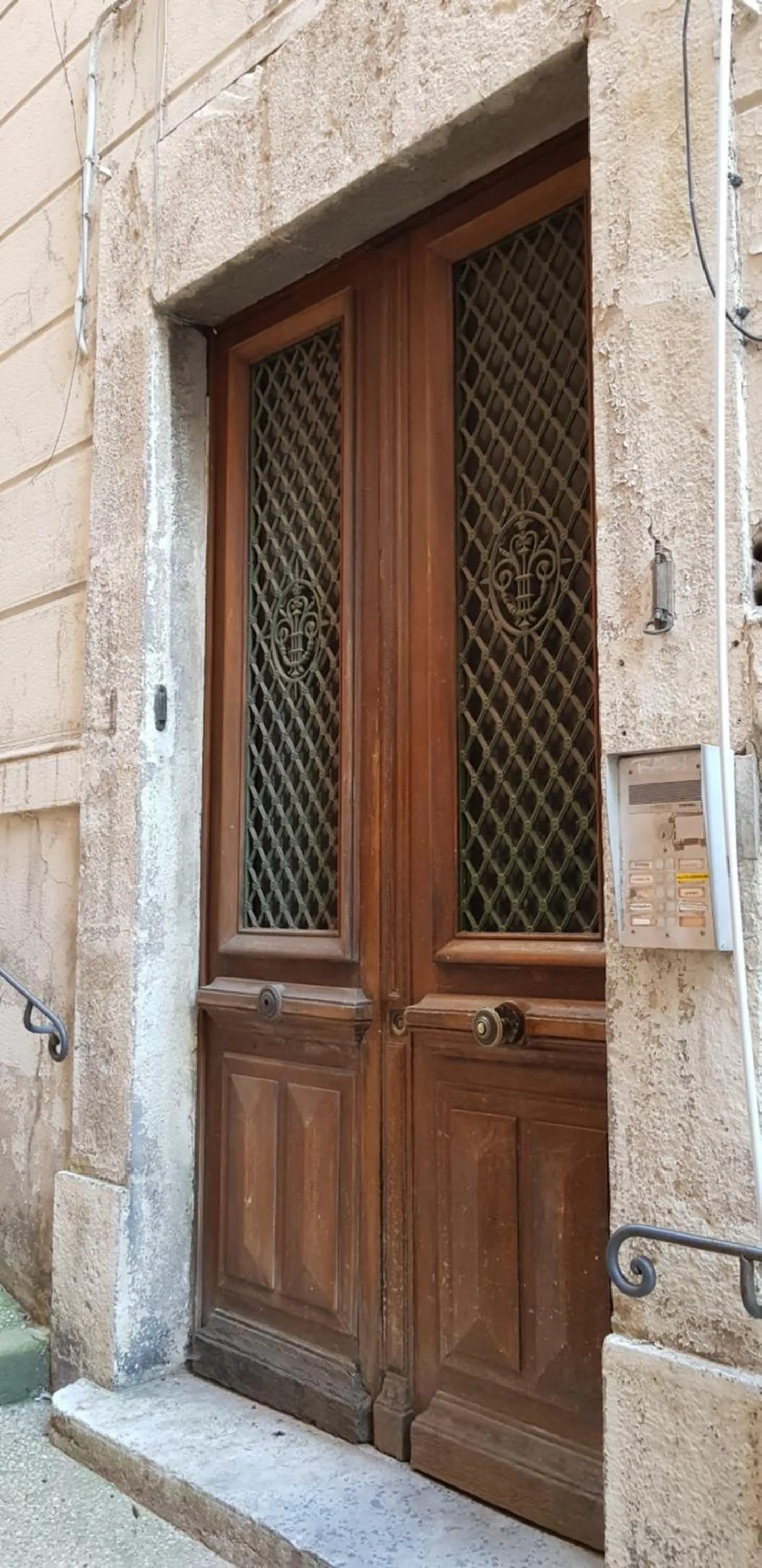 Facade/entrance in CABANE à DRINE