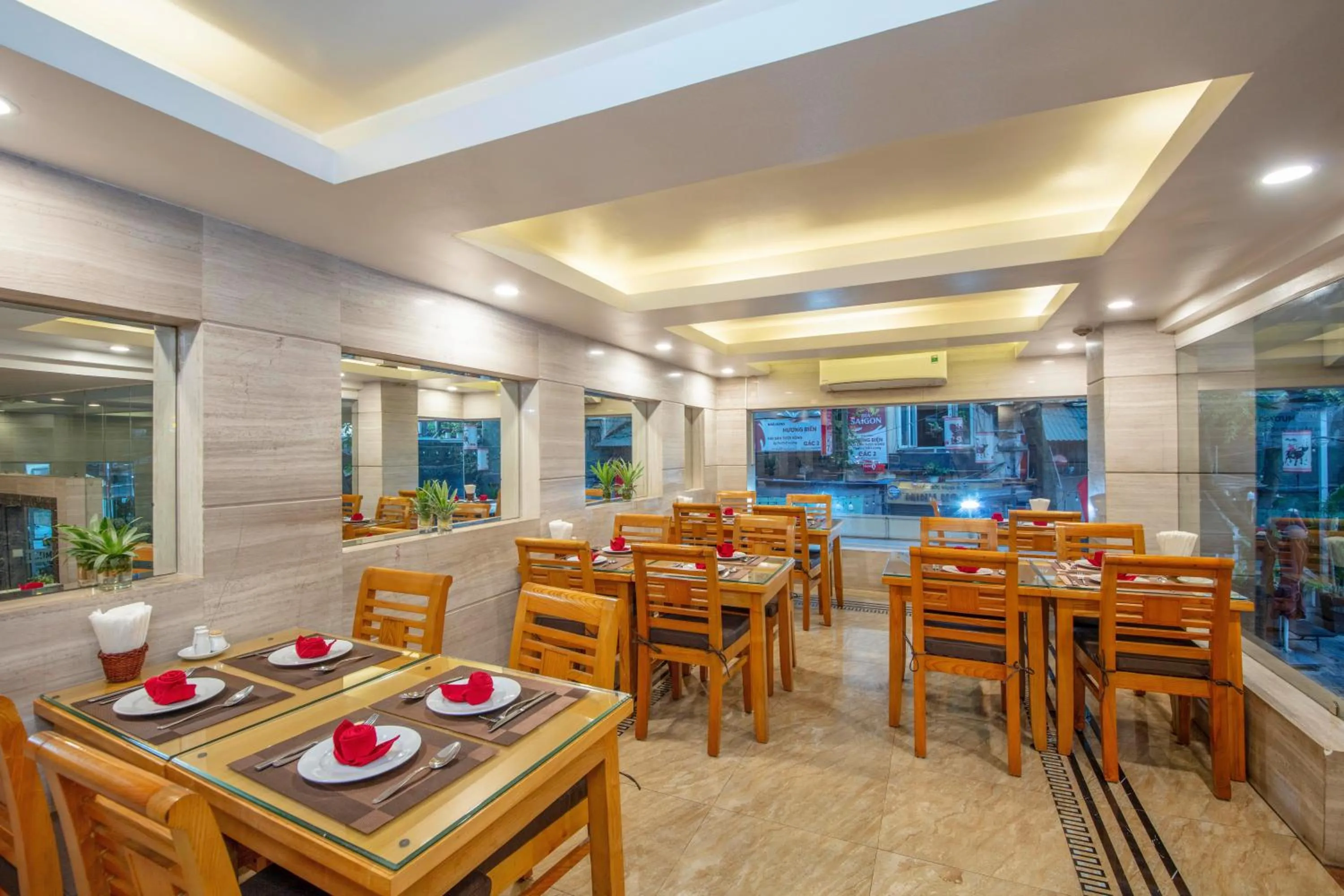 Restaurant/places to eat in Skygem Boutique Hotel