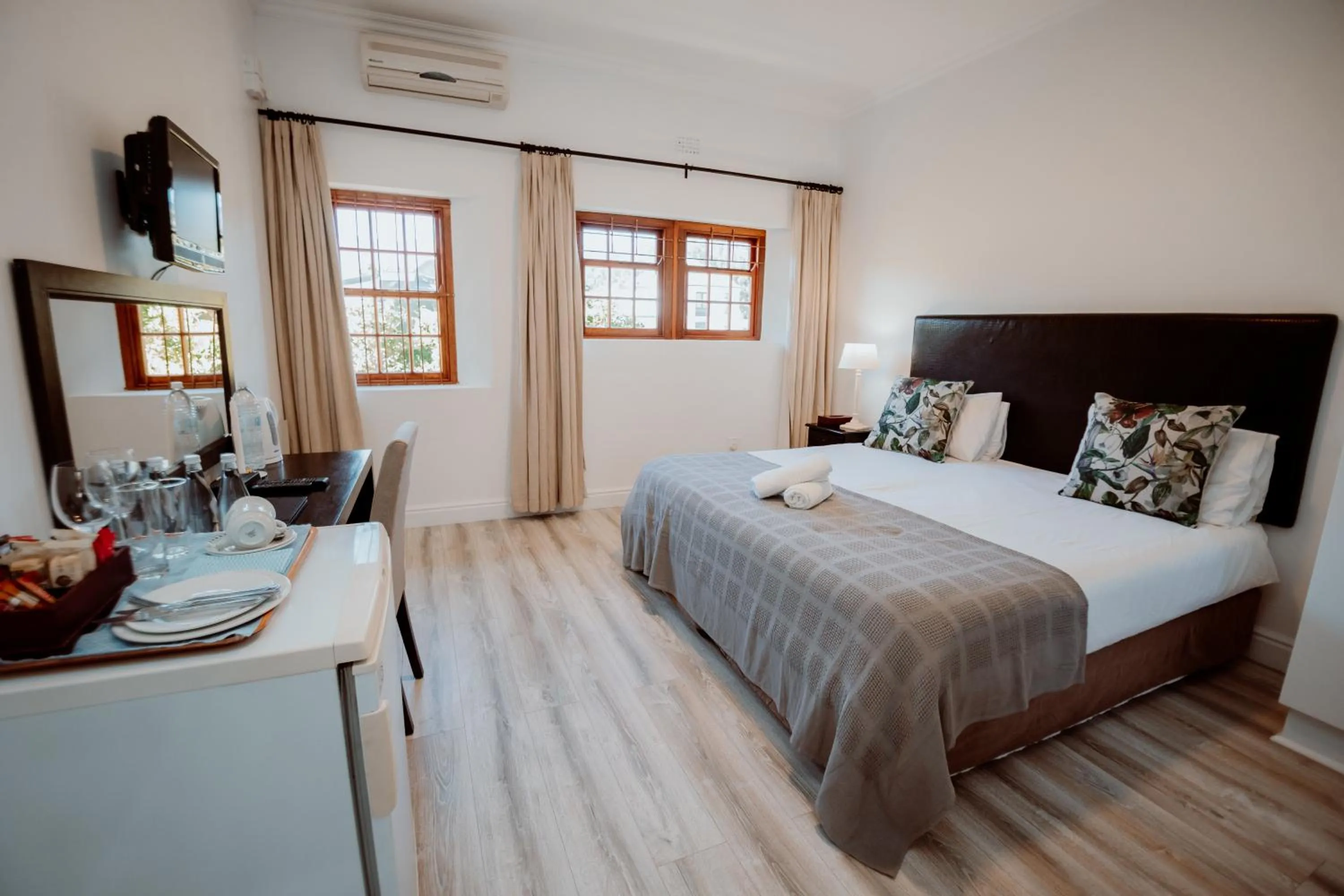 Photo of the whole room, Bed in Manley Wine Estate