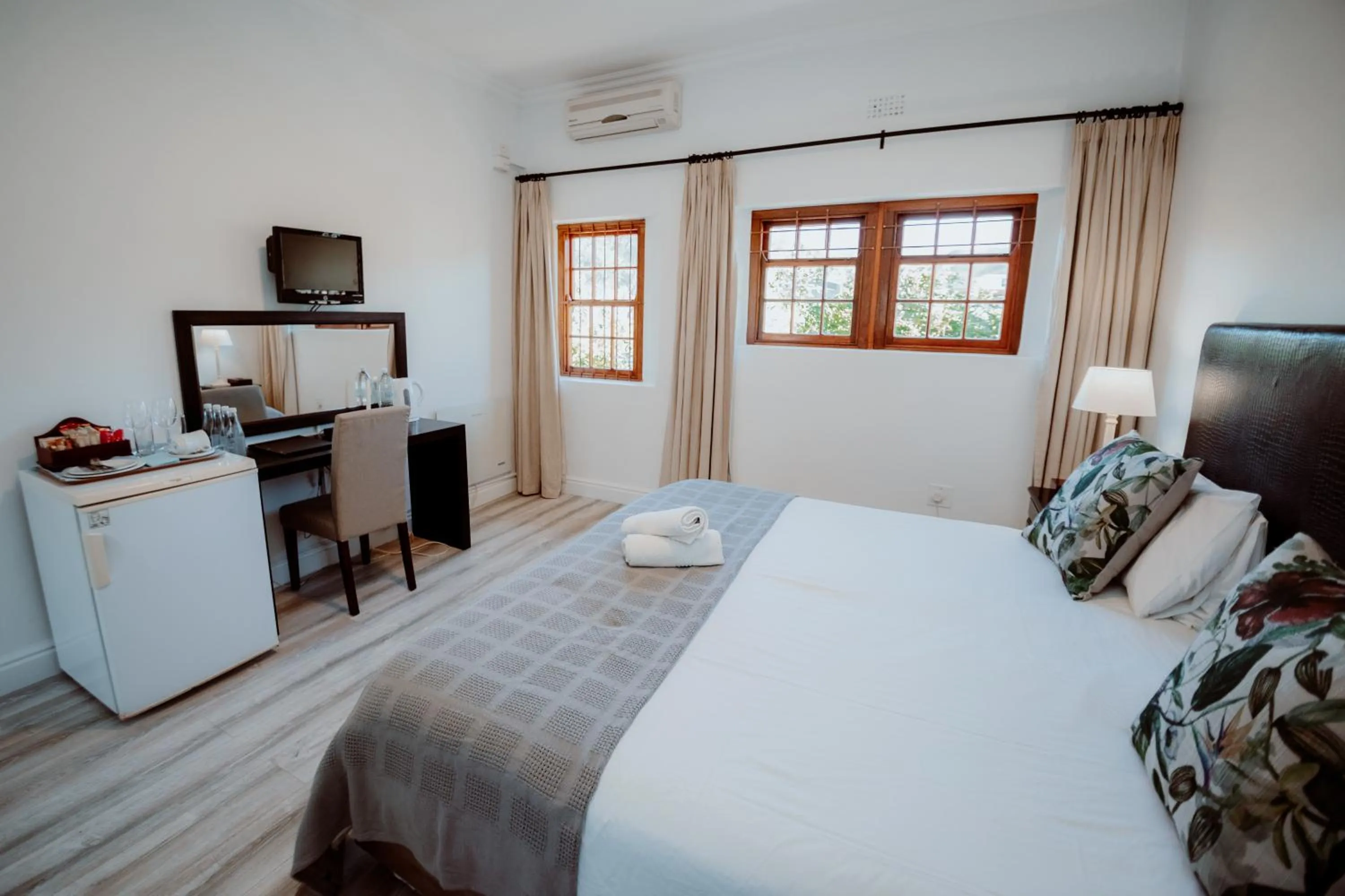 Photo of the whole room, Bed in Manley Wine Estate