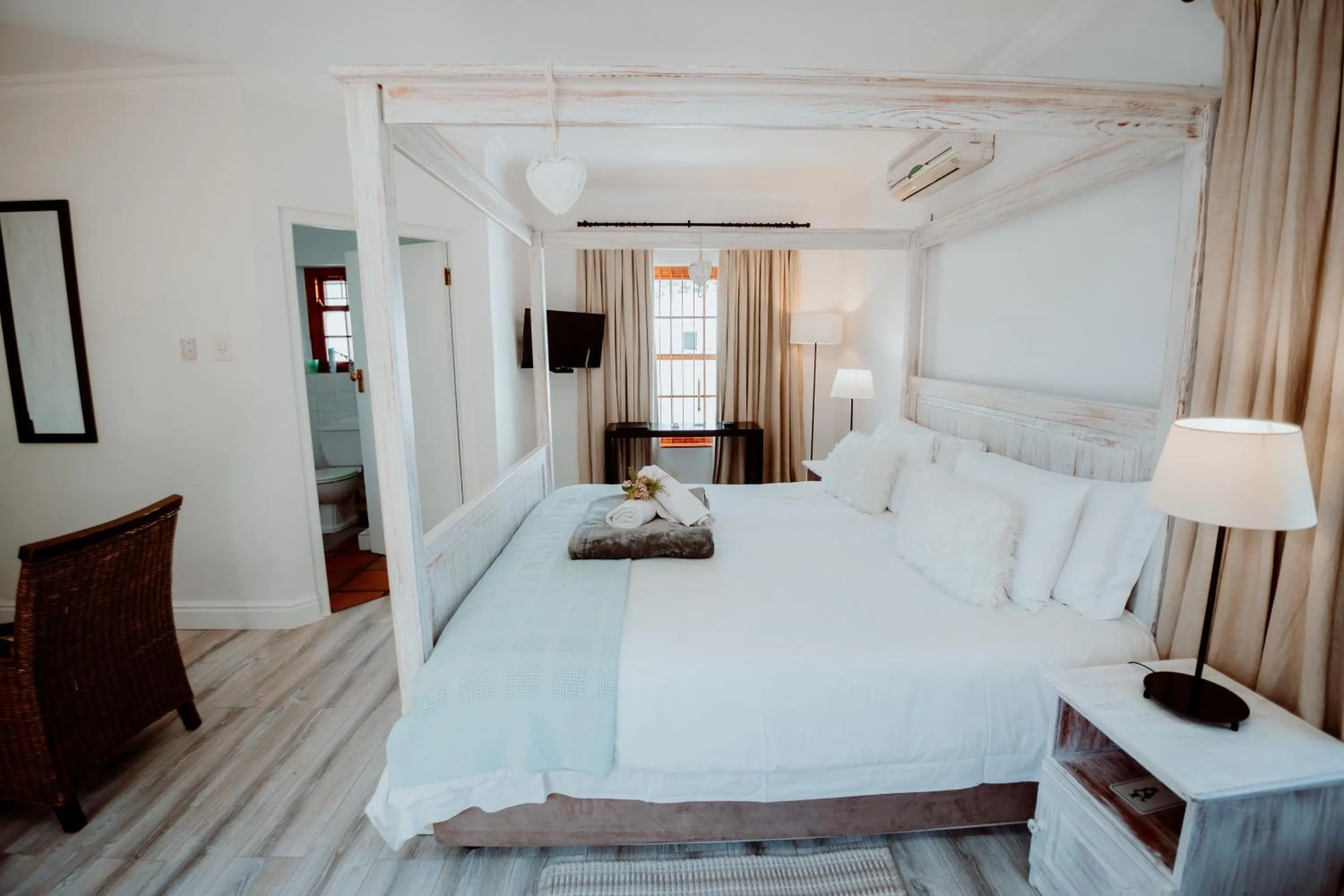 Photo of the whole room, Bed in Manley Wine Estate