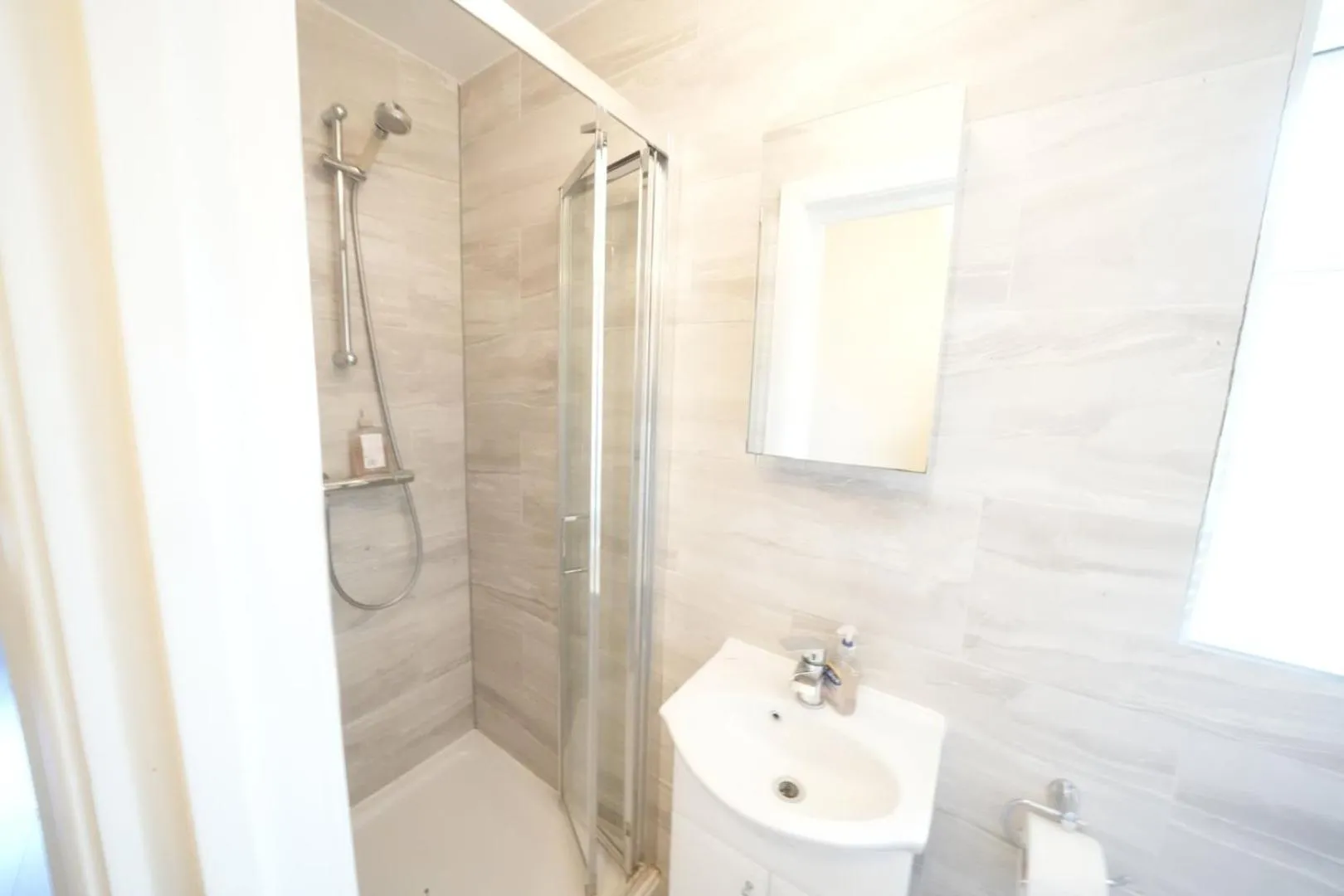 Shower in The Close Airport