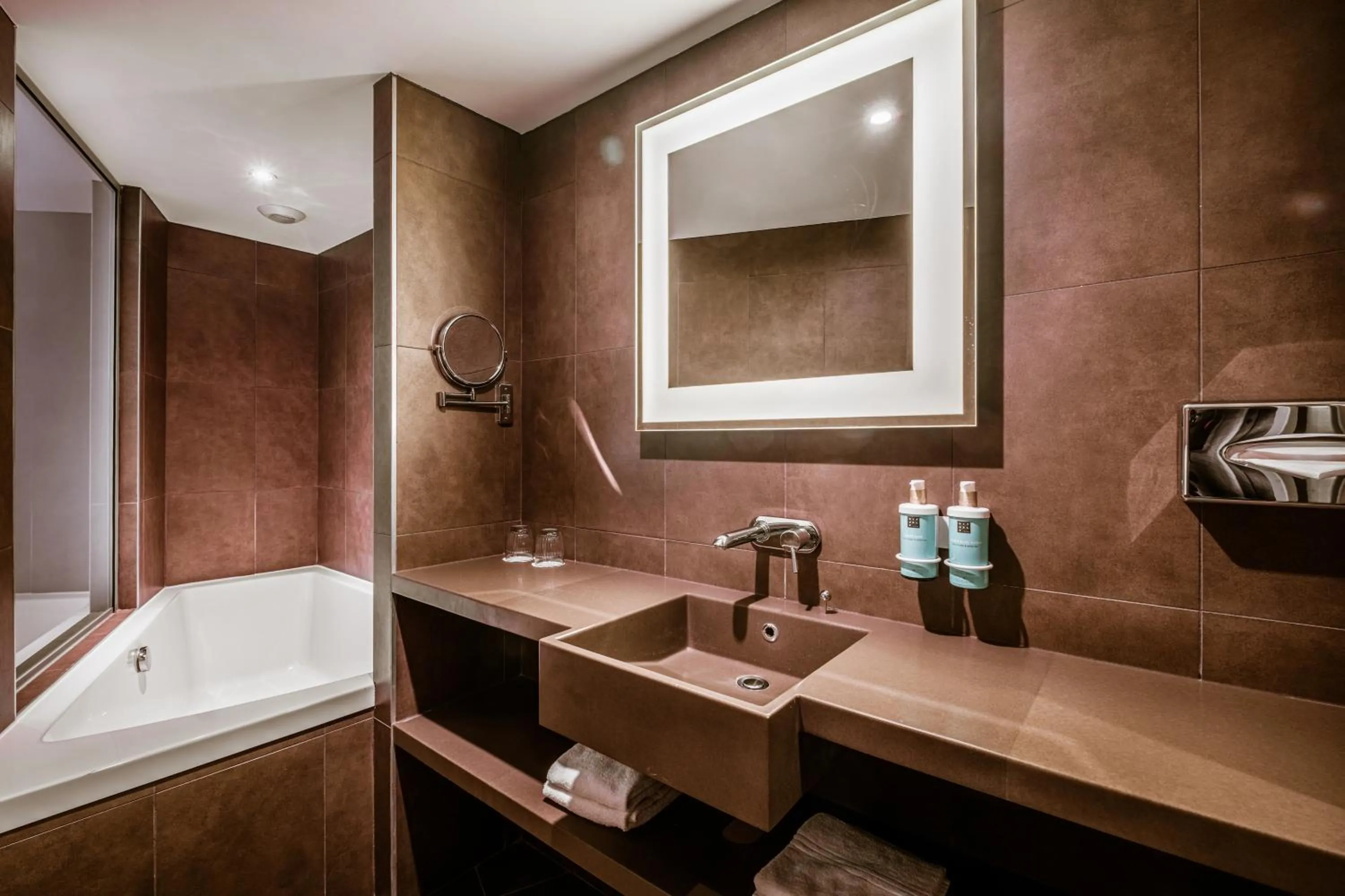 Bathroom in Novotel Lyon Centre-Confluence Bord de Saone