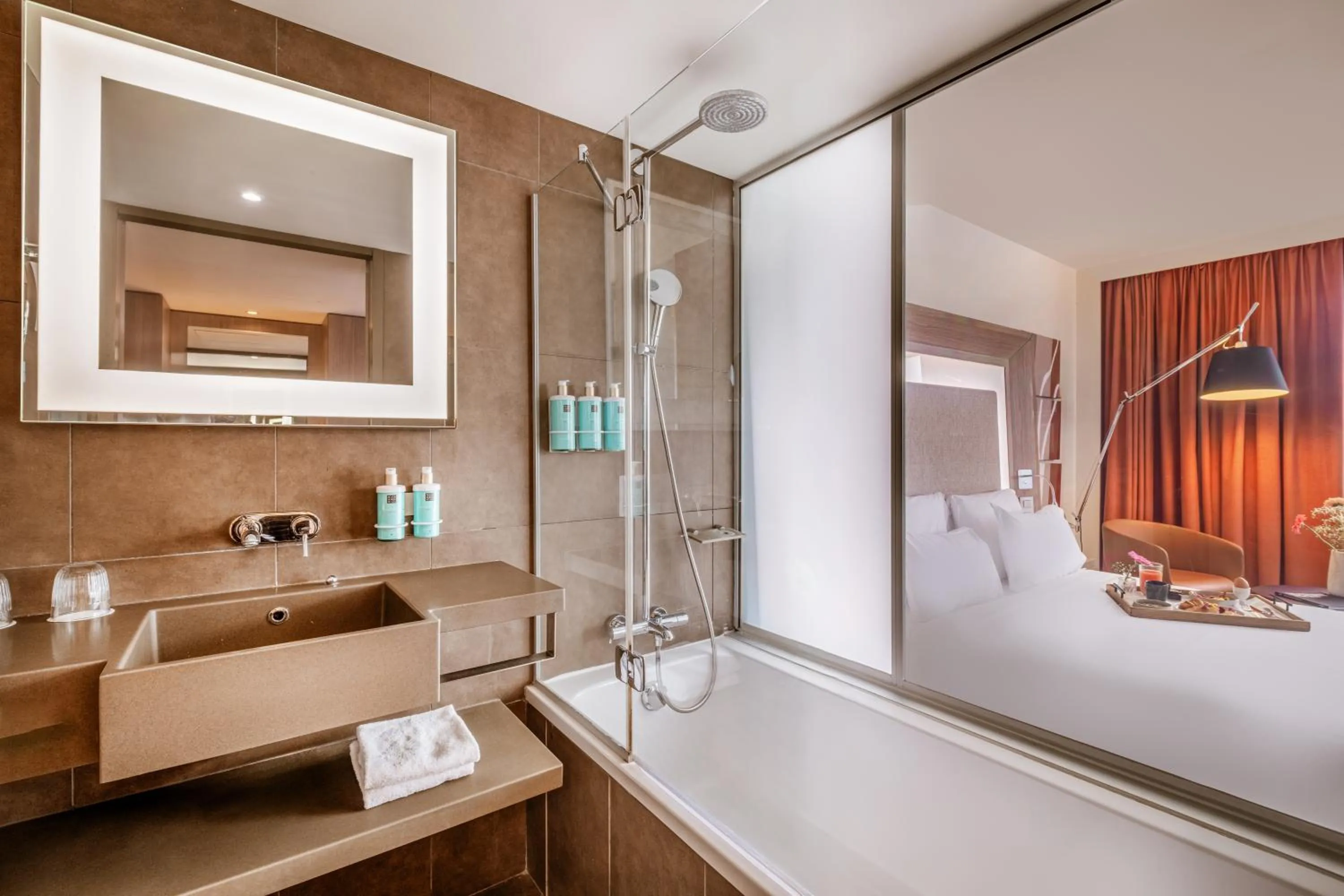 Bathroom, Bed in Novotel Lyon Centre-Confluence Bord de Saone