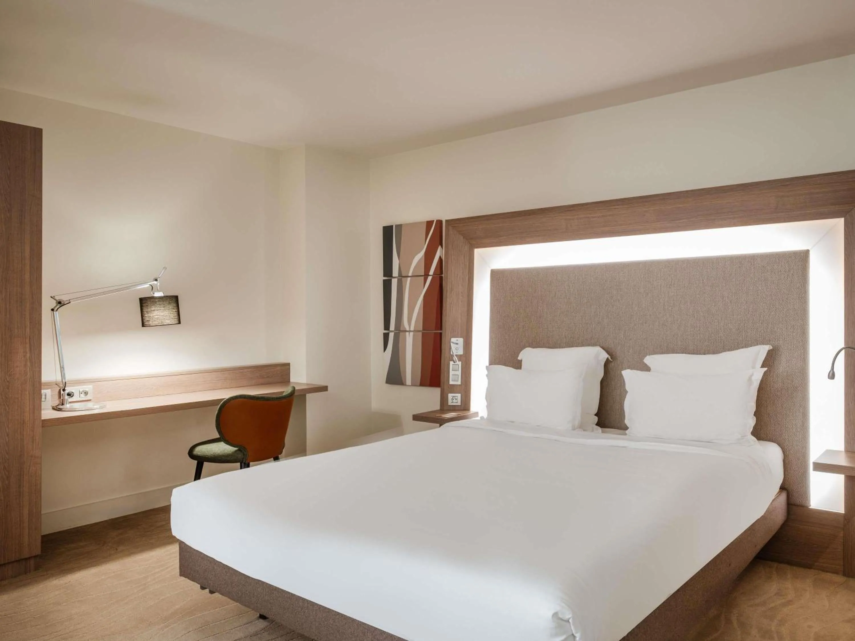 Bedroom, Bed in Novotel Lyon Centre-Confluence Bord de Saone