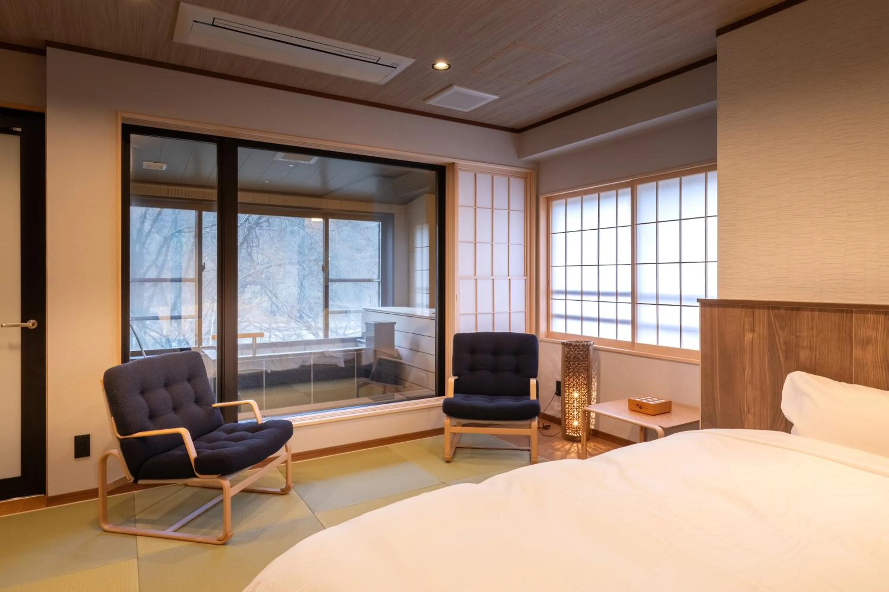 Photo of the whole room, Bed in Senkyo