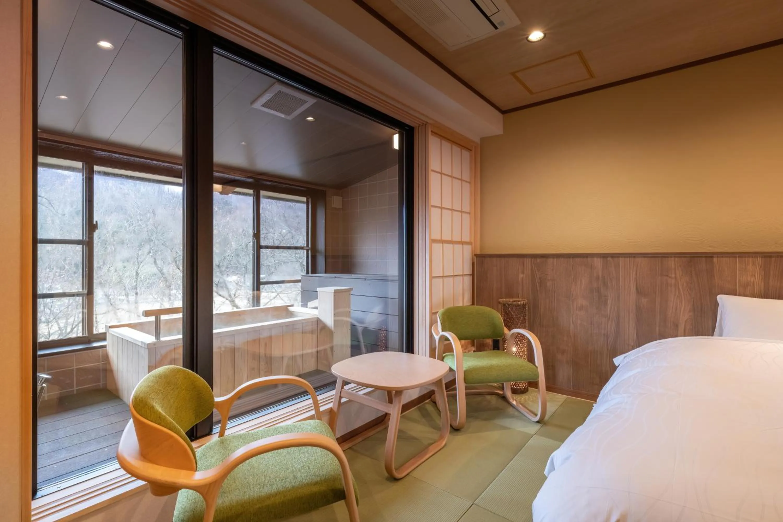 Photo of the whole room, Bed in Senkyo