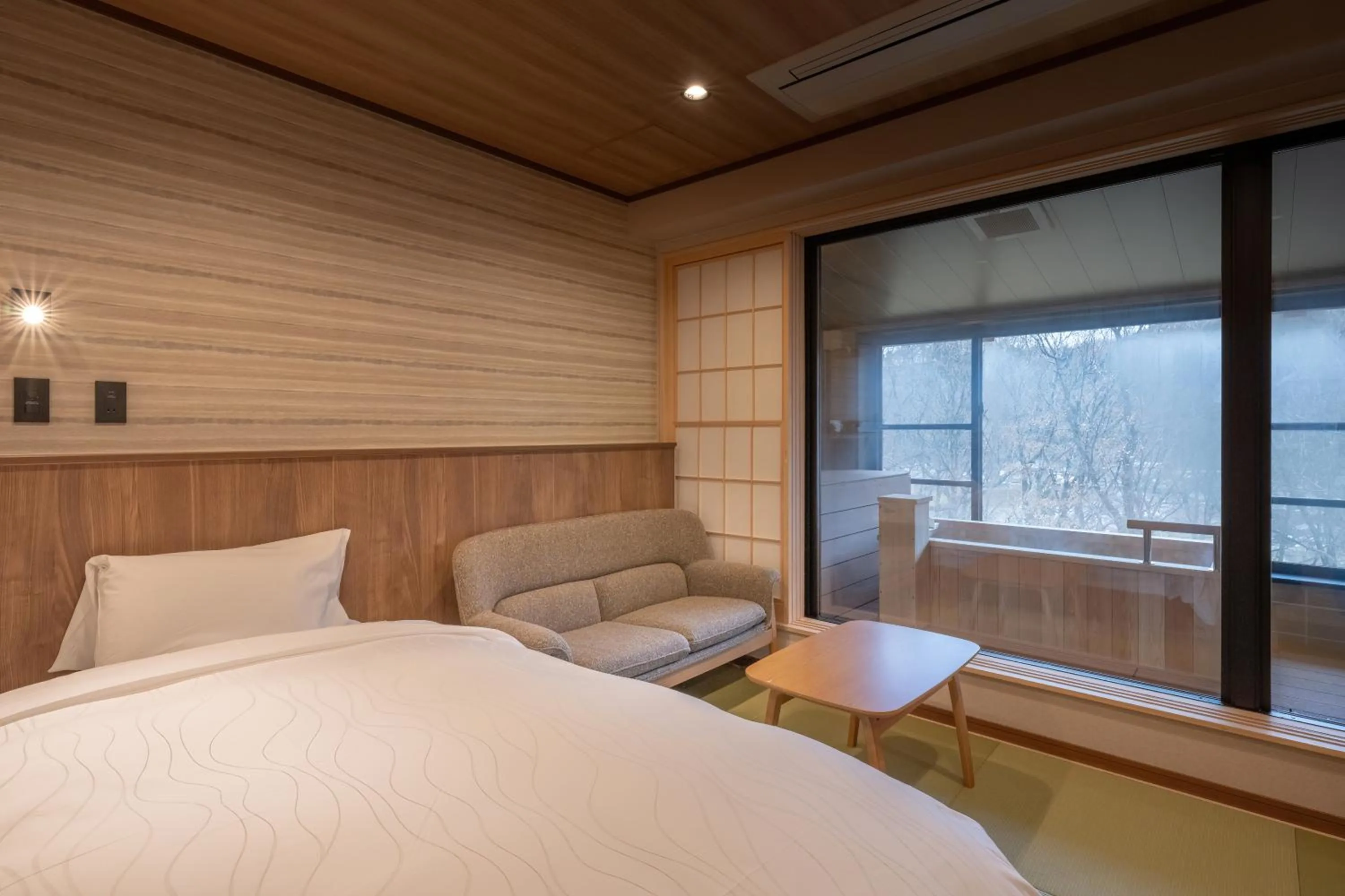 Photo of the whole room, Bed in Senkyo