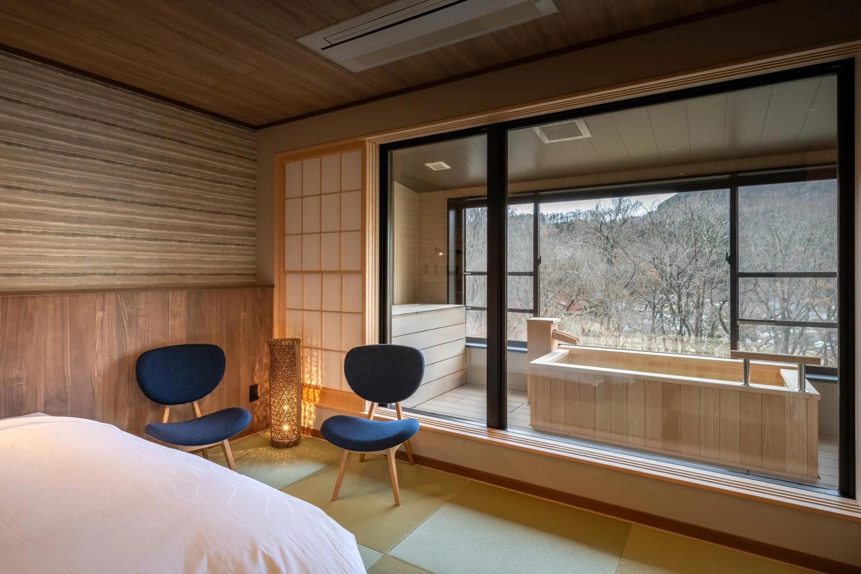 Photo of the whole room, Bed in Senkyo