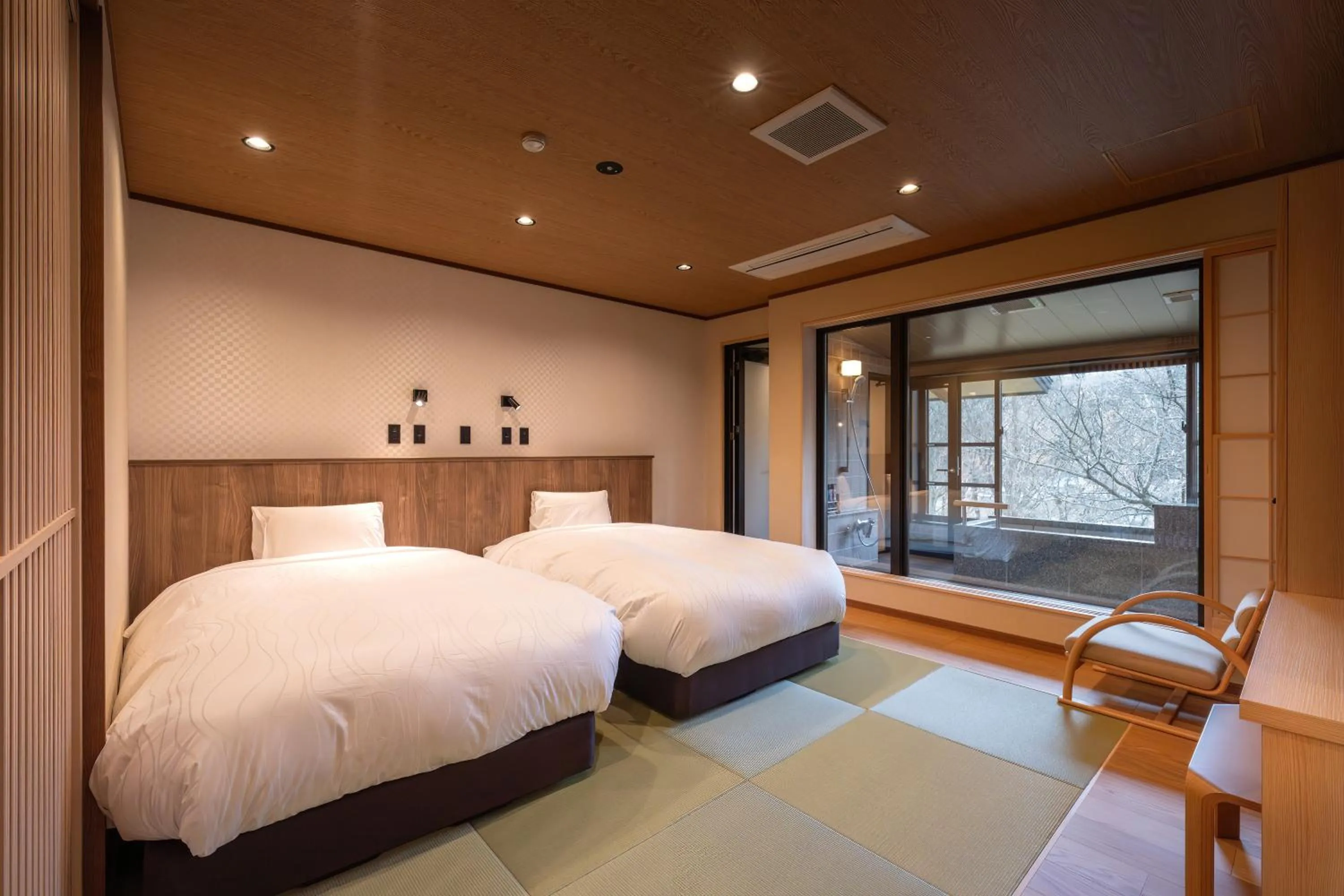 Photo of the whole room, Bed in Senkyo