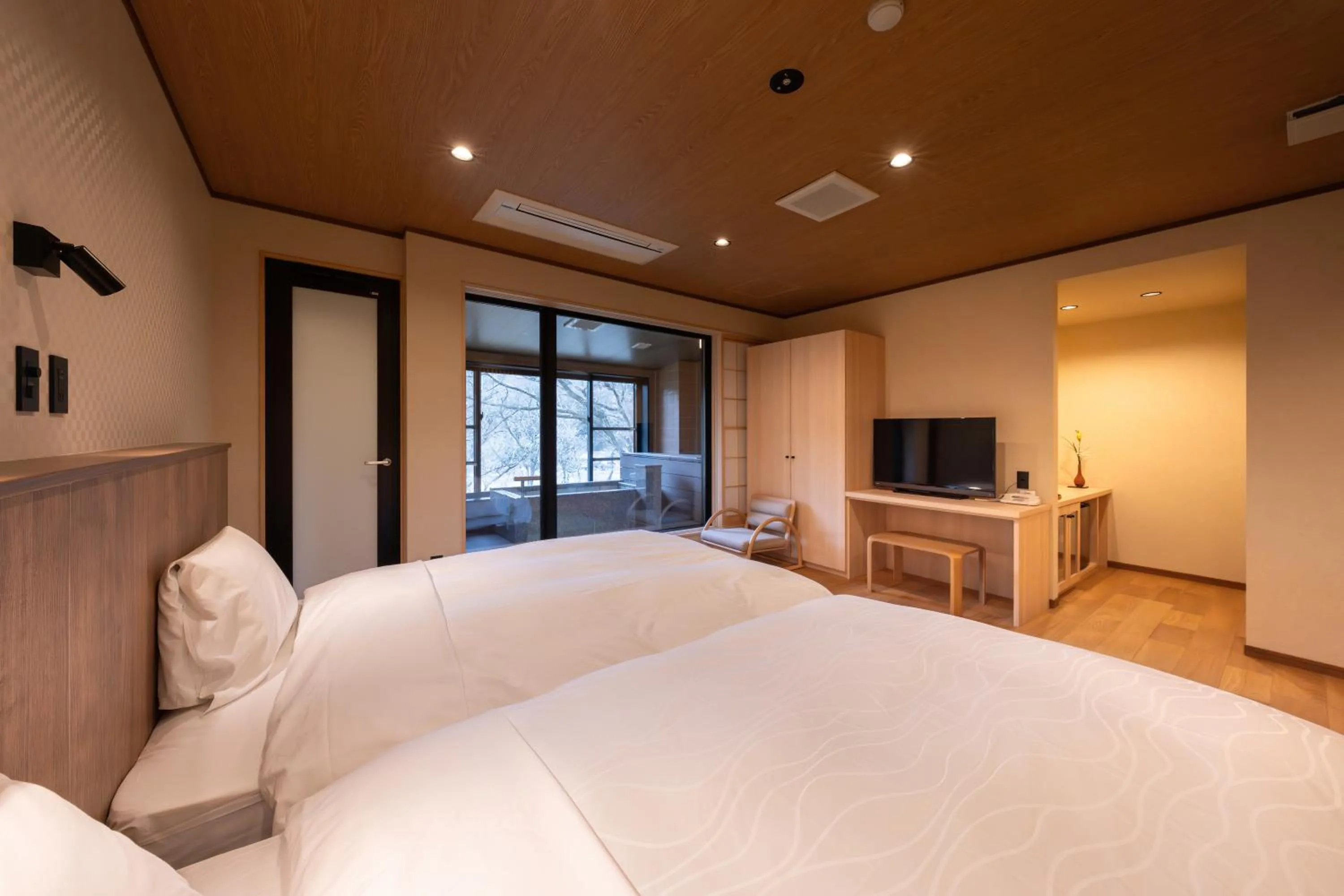 Photo of the whole room, Bed in Senkyo