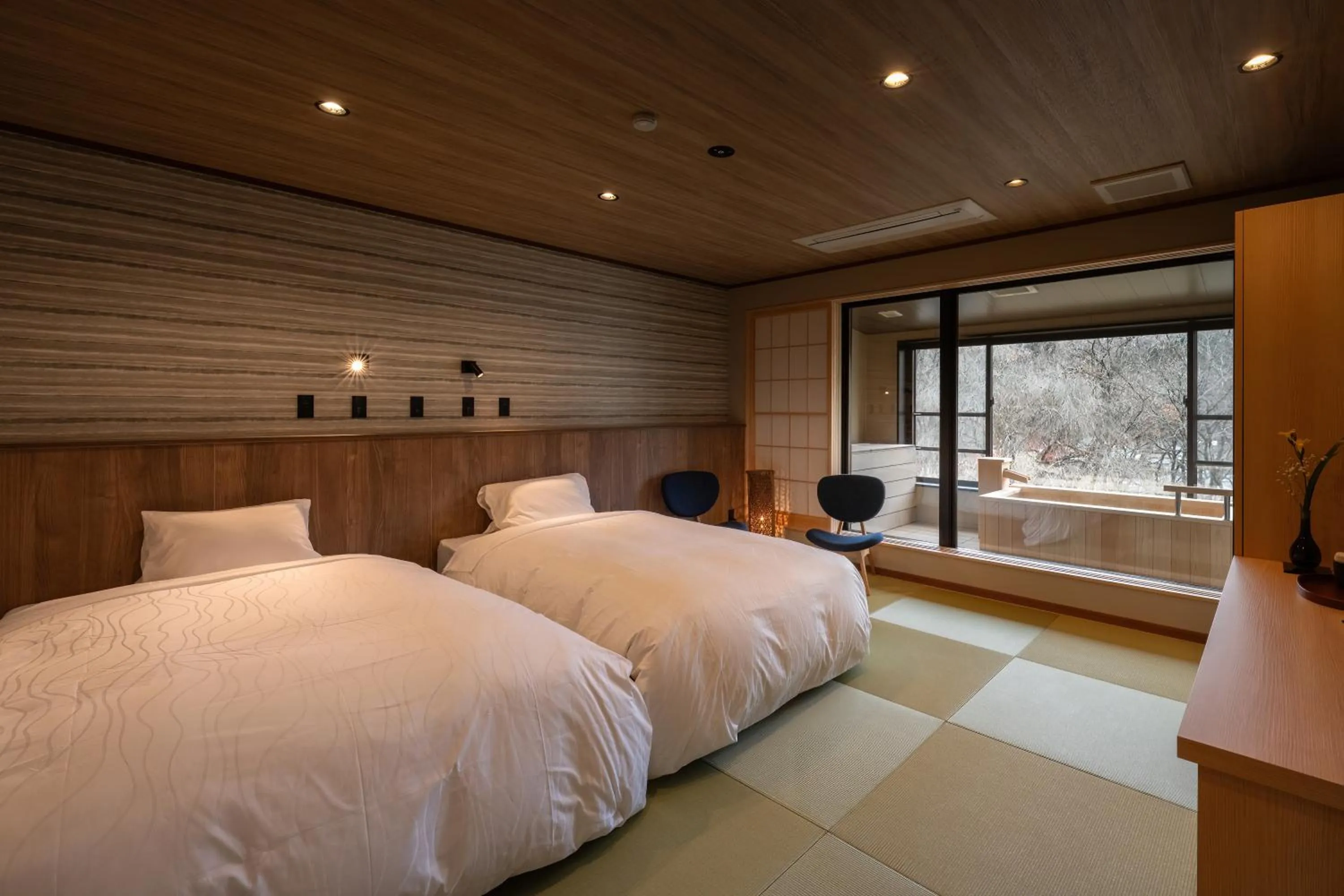 Photo of the whole room, Bed in Senkyo