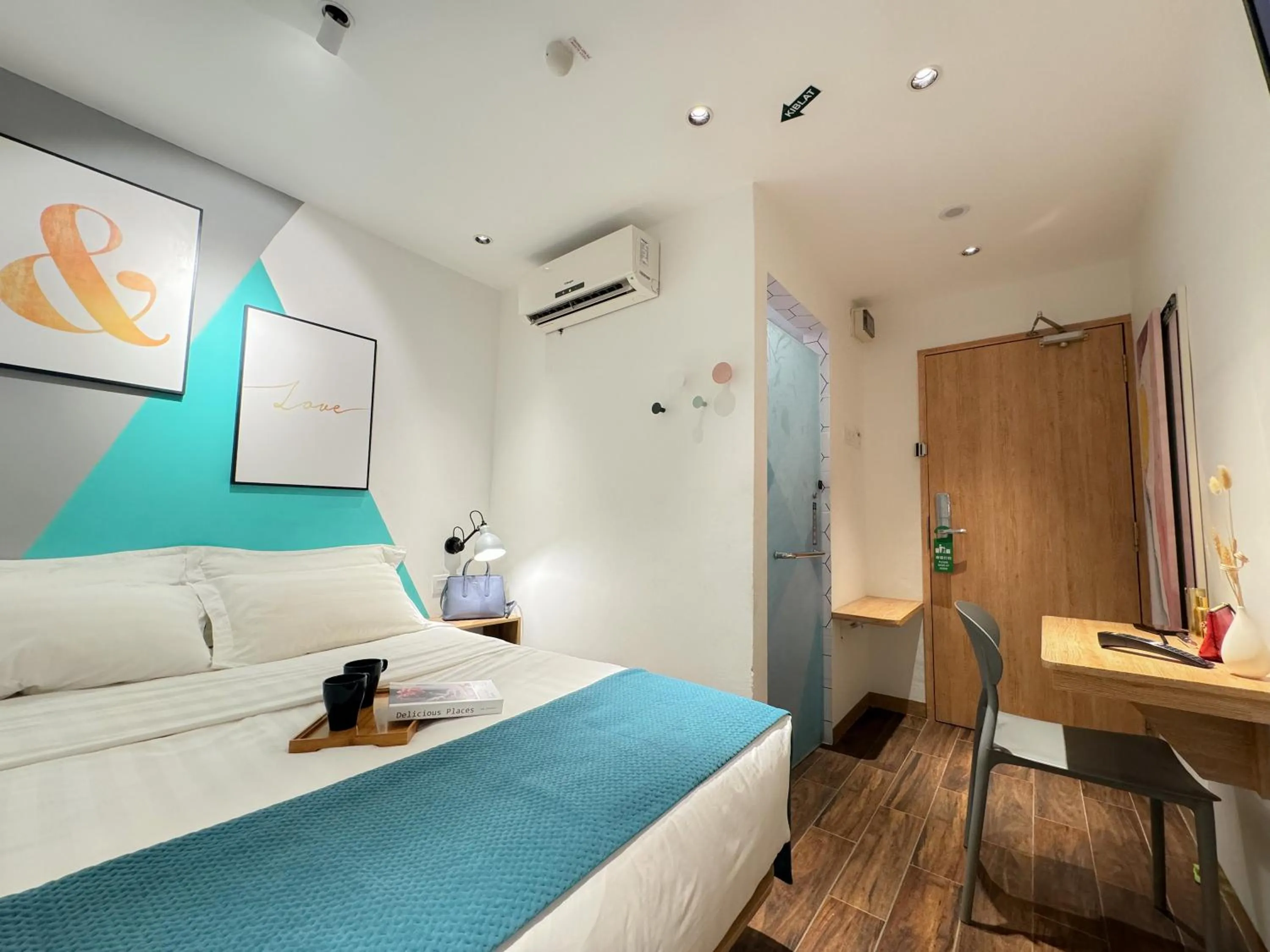 Photo of the whole room, Bed in Apple 1 Hotel Queensbay