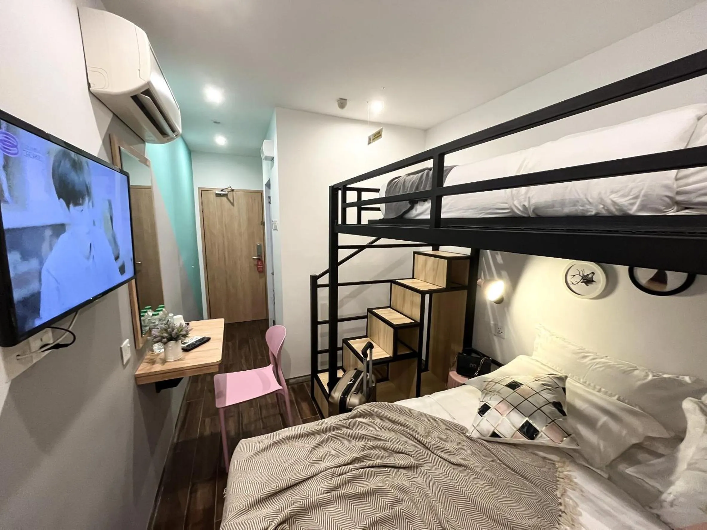 Photo of the whole room, Bed in Apple 1 Hotel Queensbay