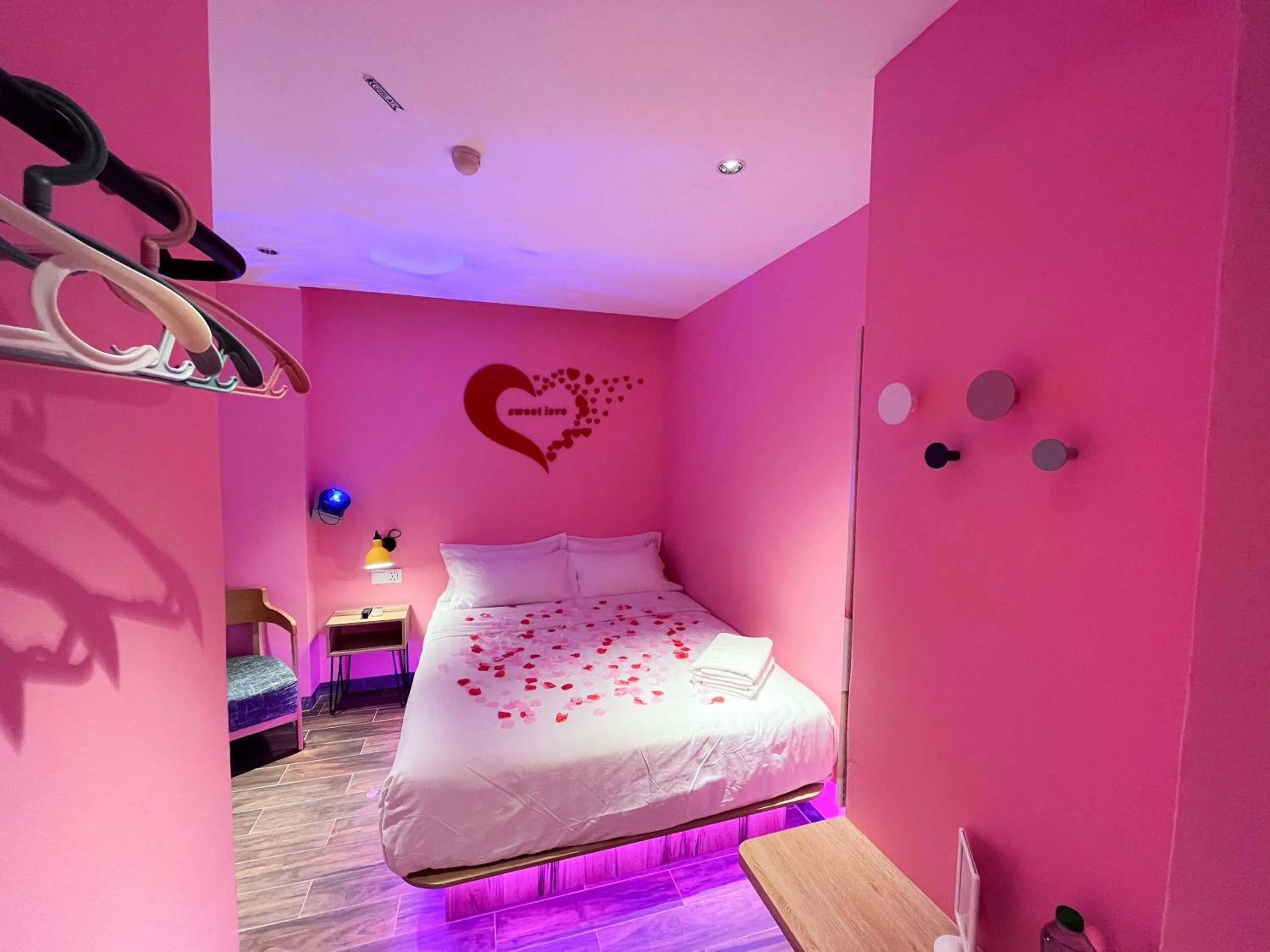 Bedroom, Bed in Apple 1 Hotel Queensbay