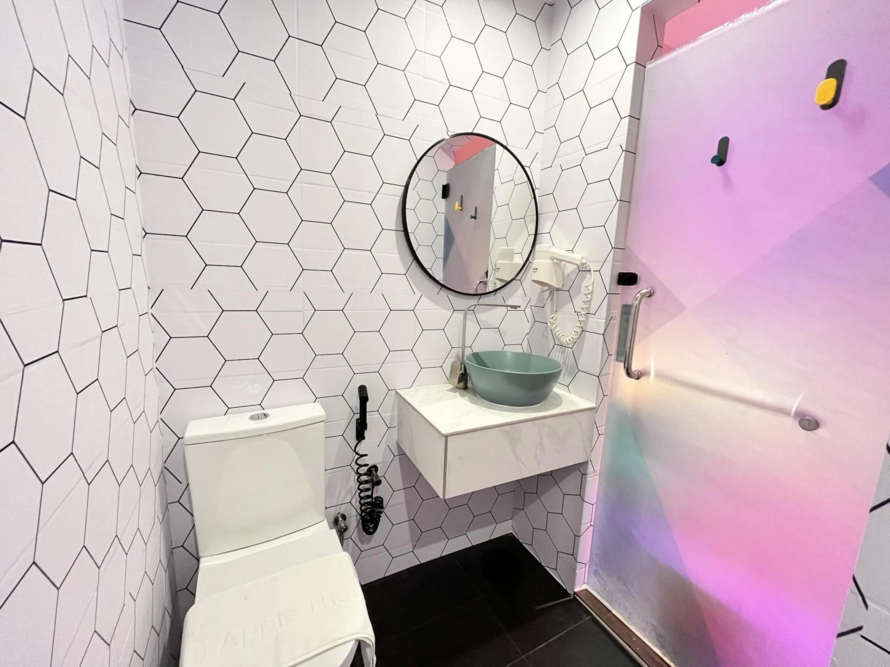 Toilet in Apple 1 Hotel Queensbay