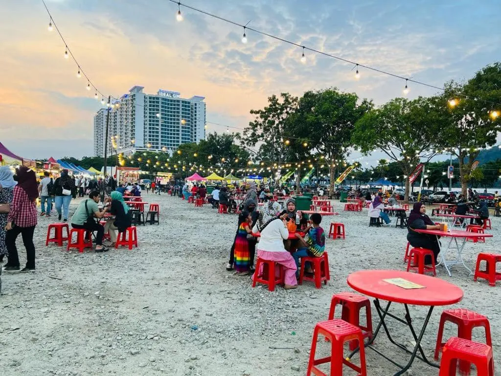 Restaurant/places to eat in Apple 1 Hotel Queensbay