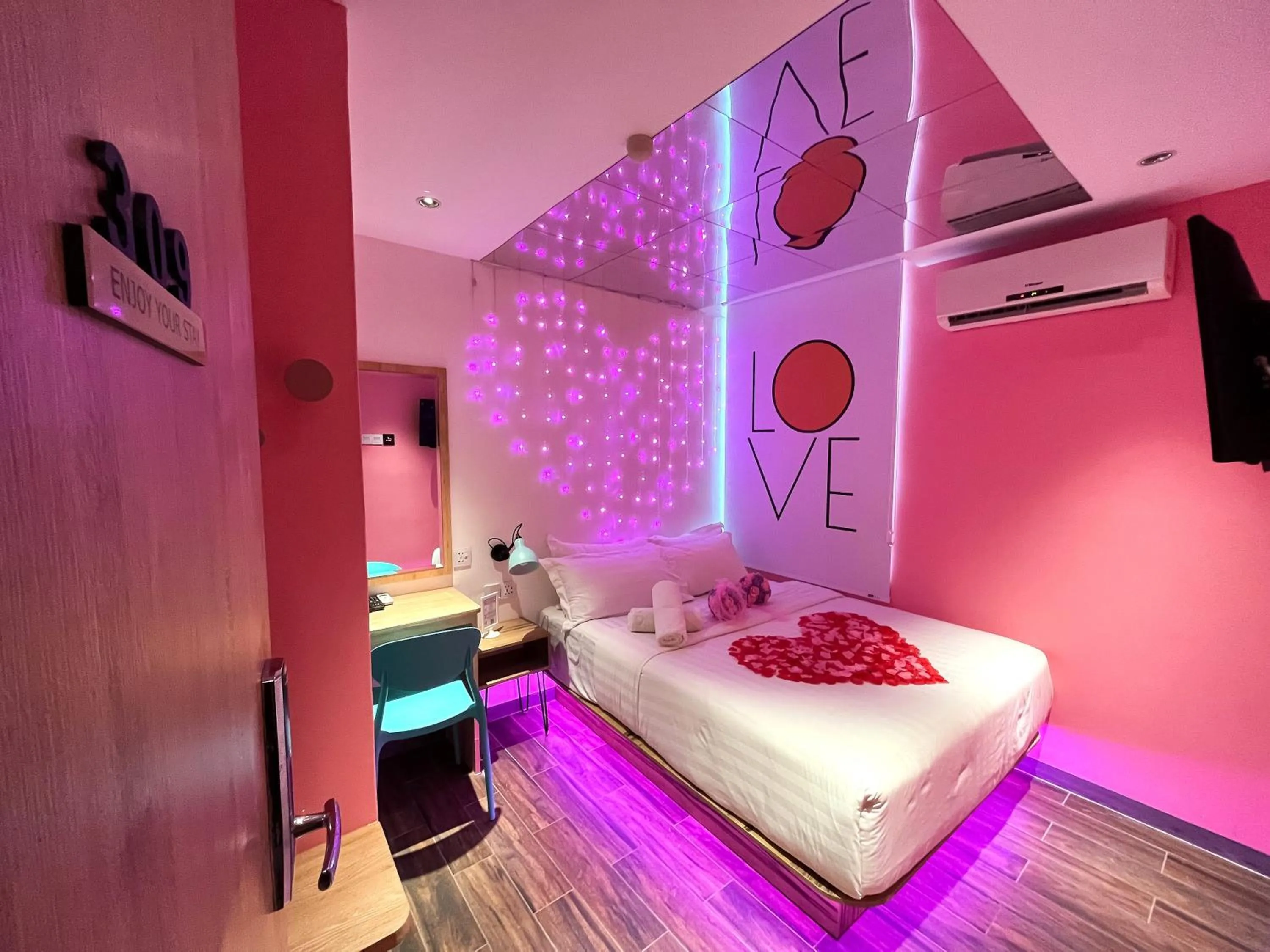 Photo of the whole room, Bed in Apple 1 Hotel Queensbay