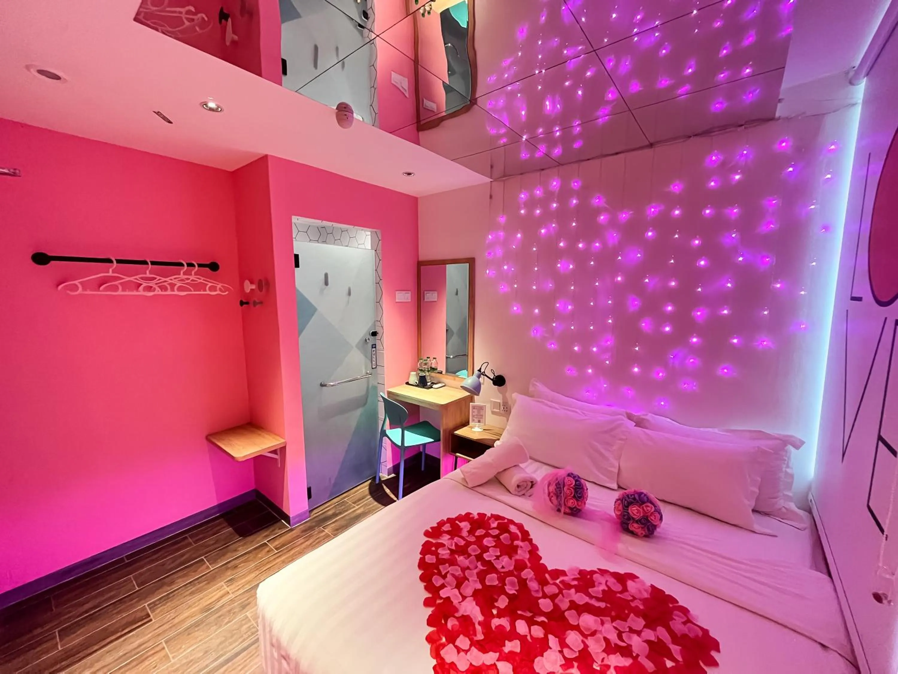 Photo of the whole room, Bed in Apple 1 Hotel Queensbay