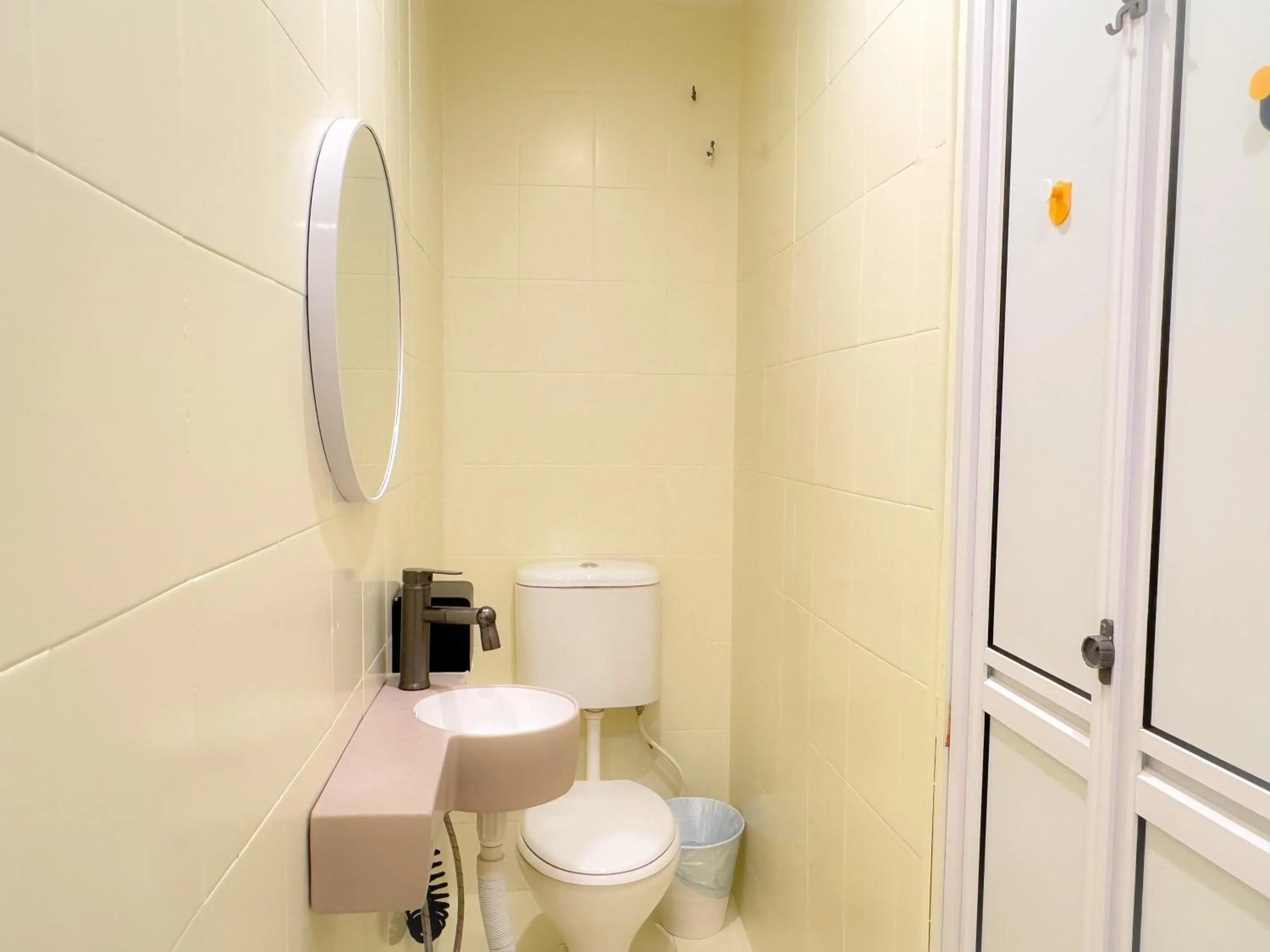 Toilet in Apple 1 Hotel Queensbay