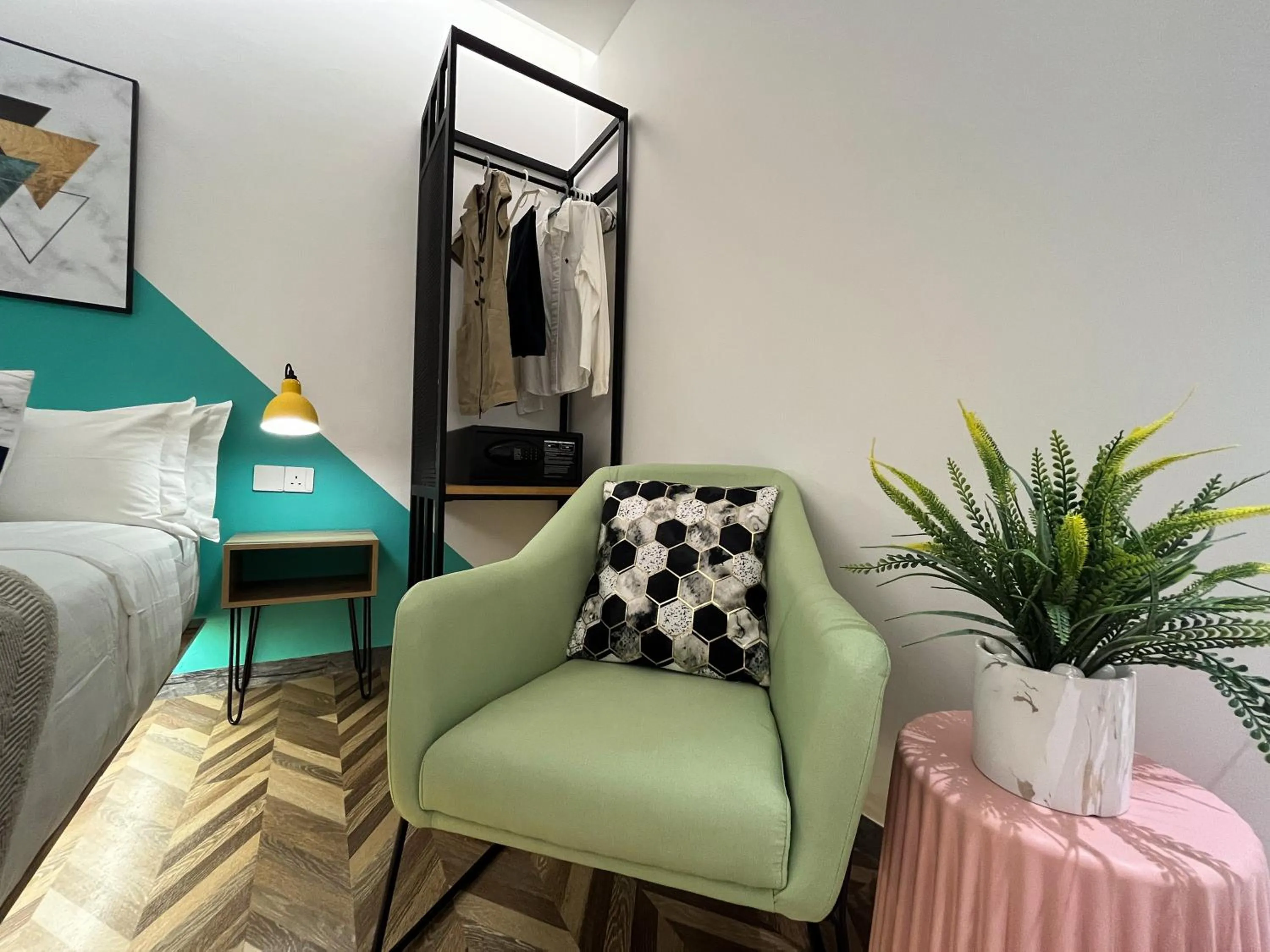 Seating area, Bed in Apple 1 Hotel Queensbay