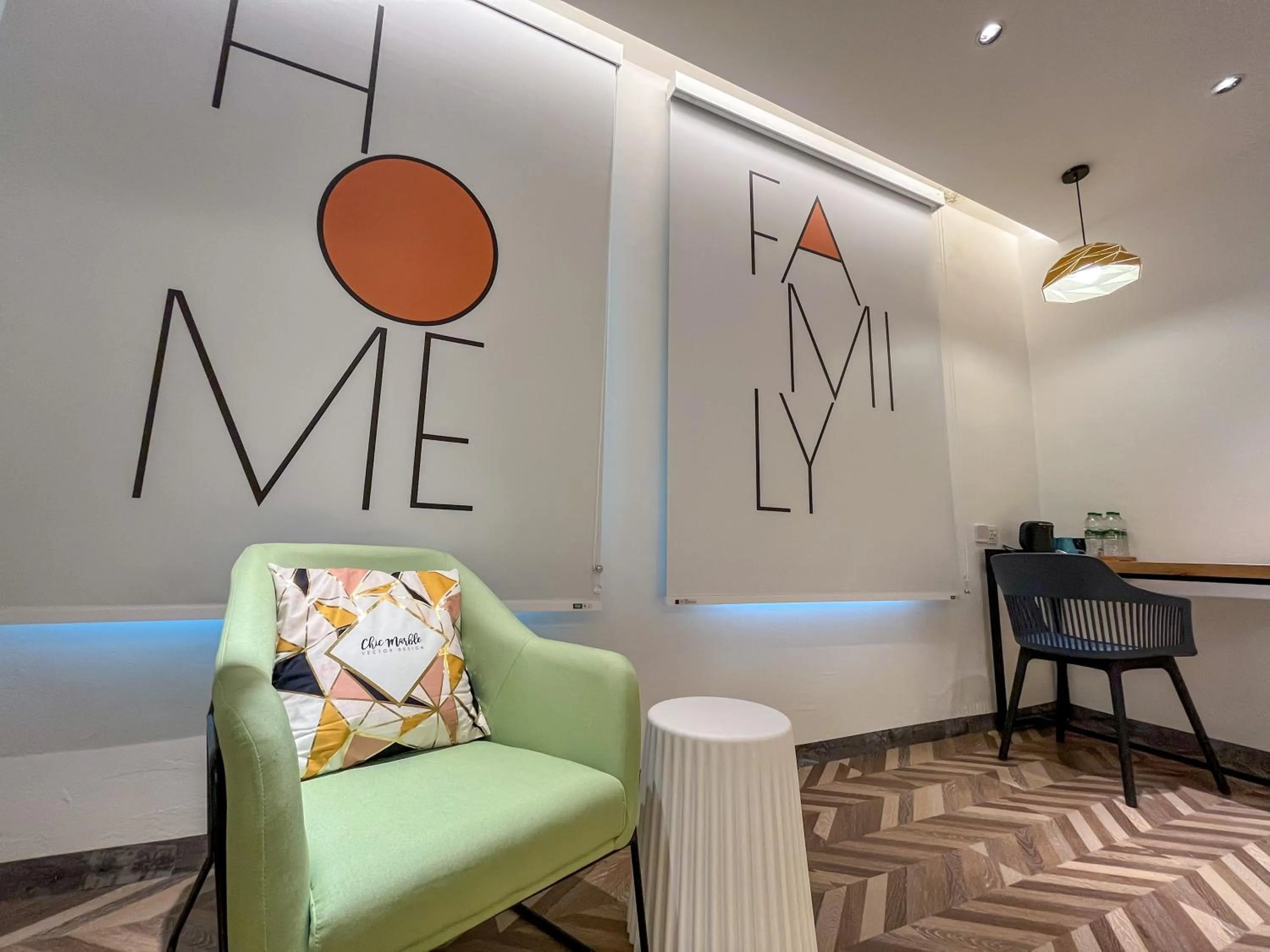 Seating area in Apple 1 Hotel Queensbay