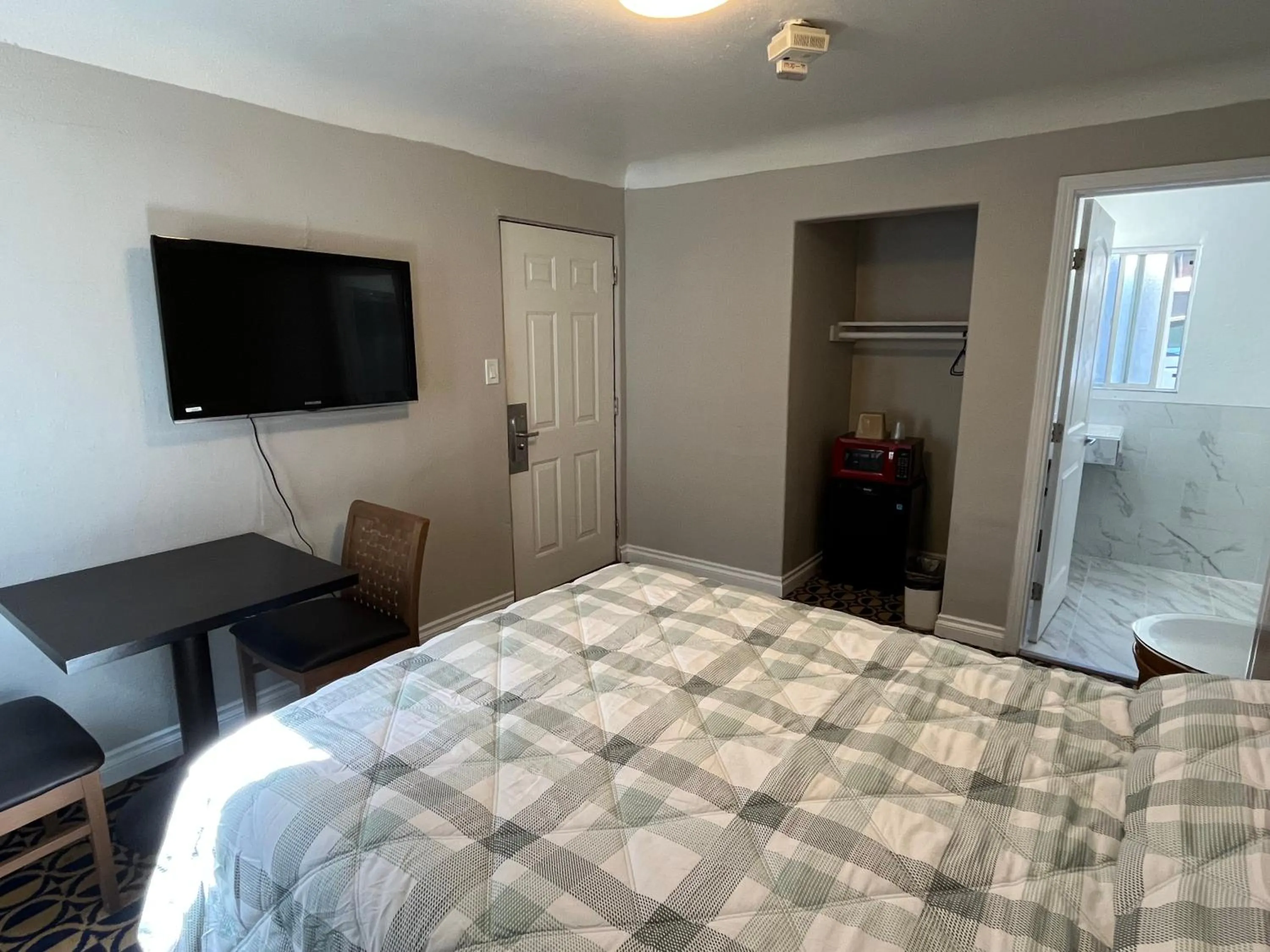 Bed in Griffith Park Motel, in Los Angeles Hollywood Area