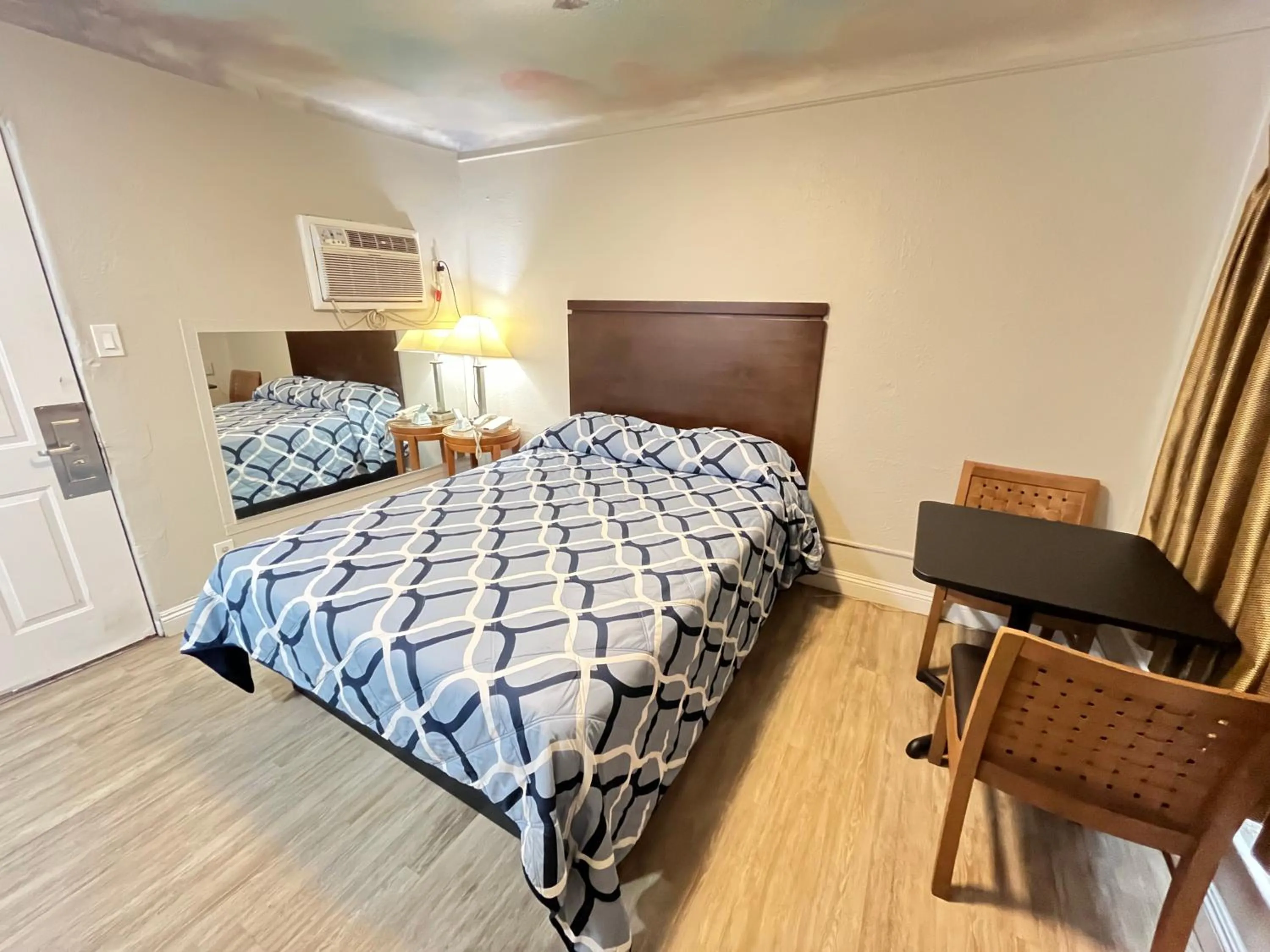 Bed in Griffith Park Motel, in Los Angeles Hollywood Area