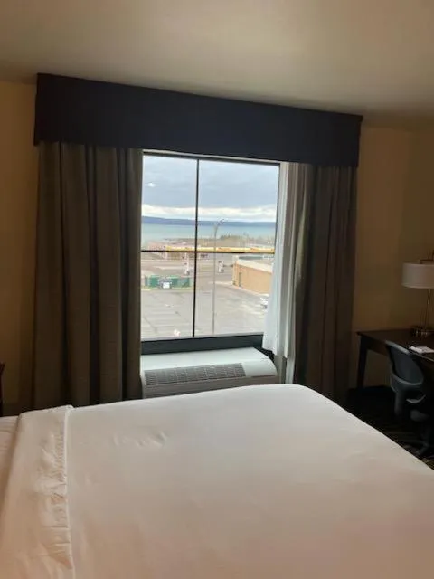 Lake view, Bed in Cobblestone Inn and Suites - Ashland