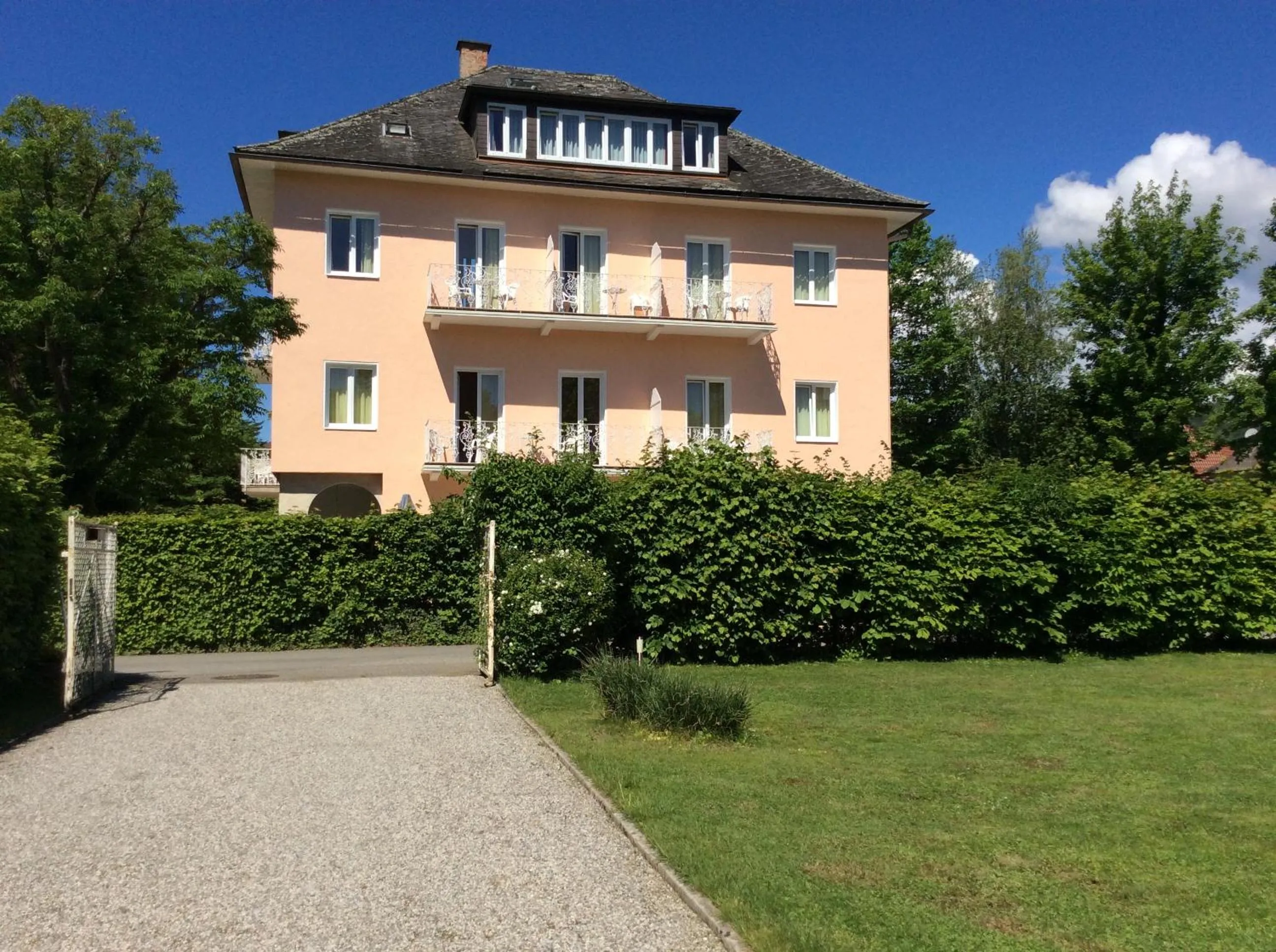 Property building in Villa Auguste