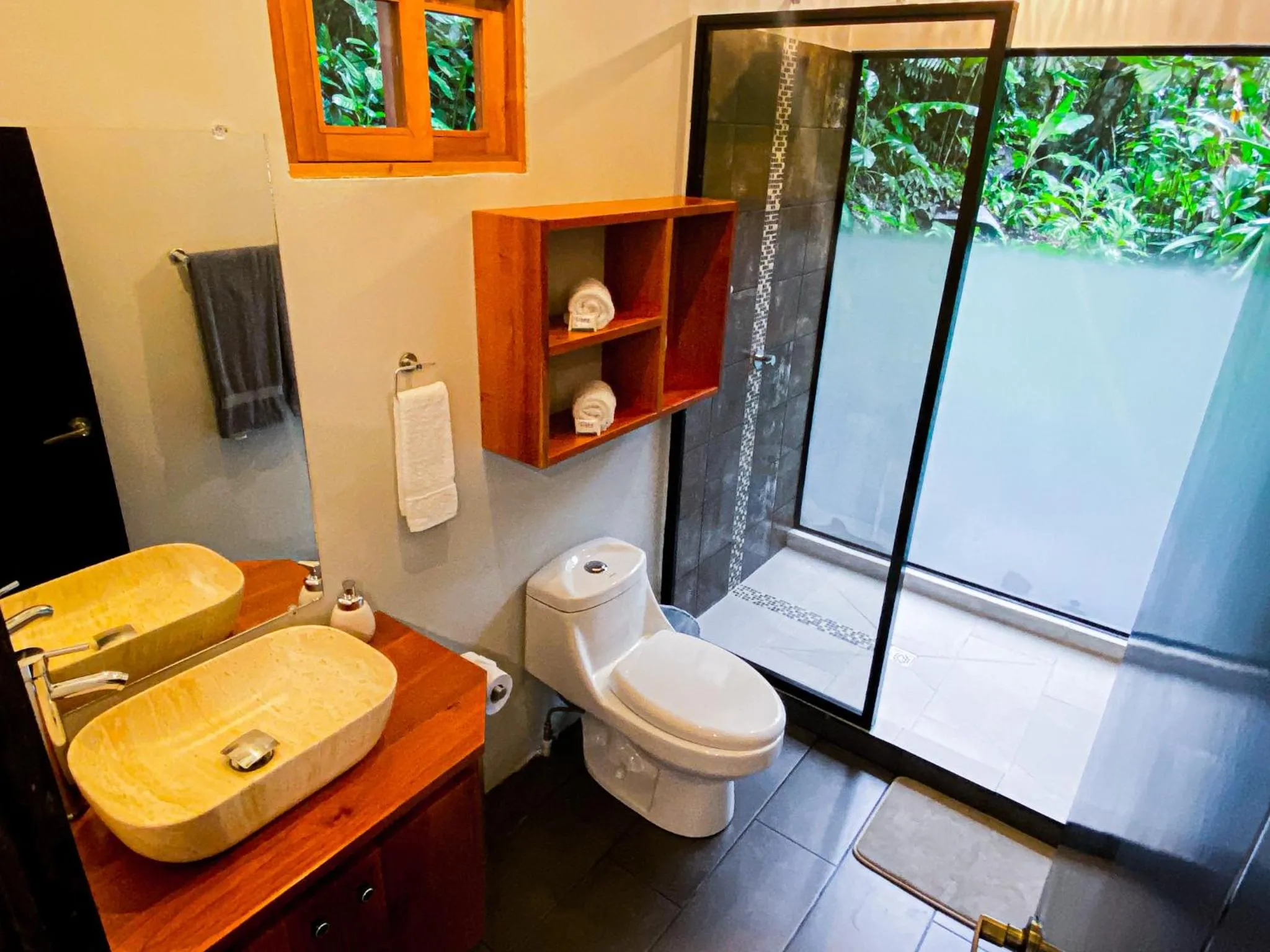 Shower in Jardines Secretos