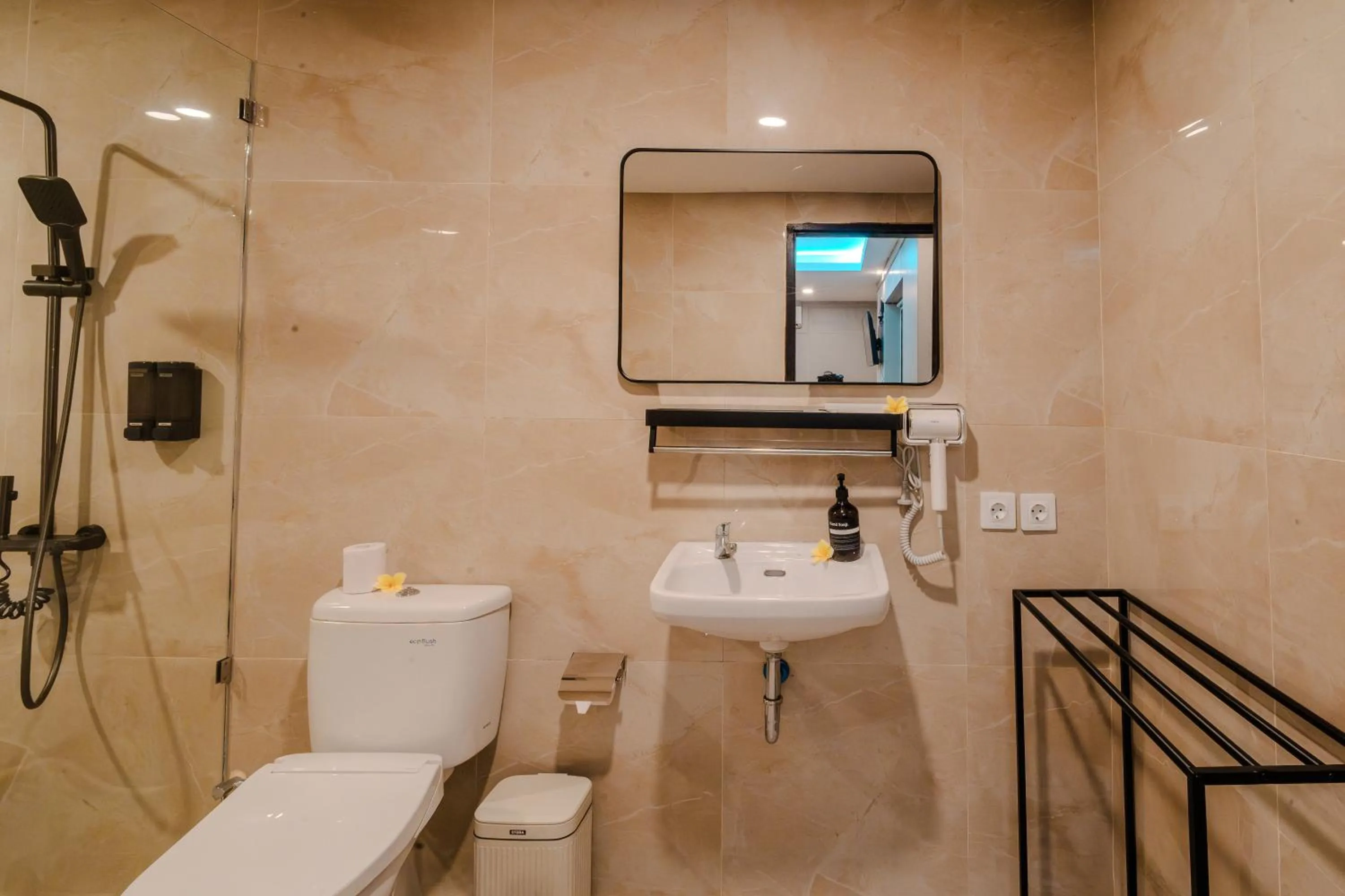 Shower in Mamo Hotel Uluwatu