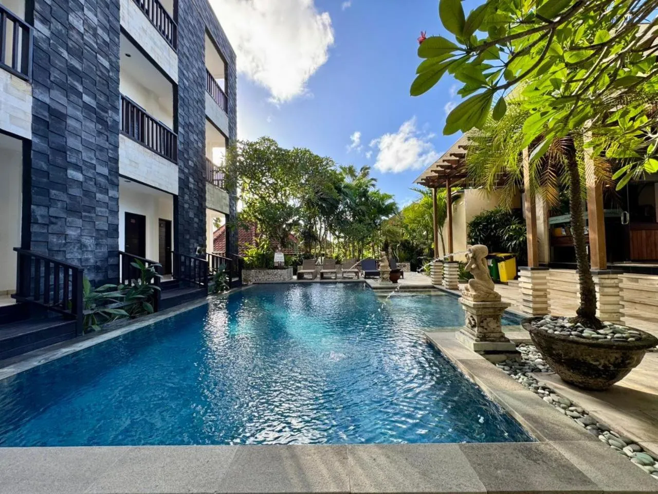 Swimming pool in Mamo Hotel Uluwatu